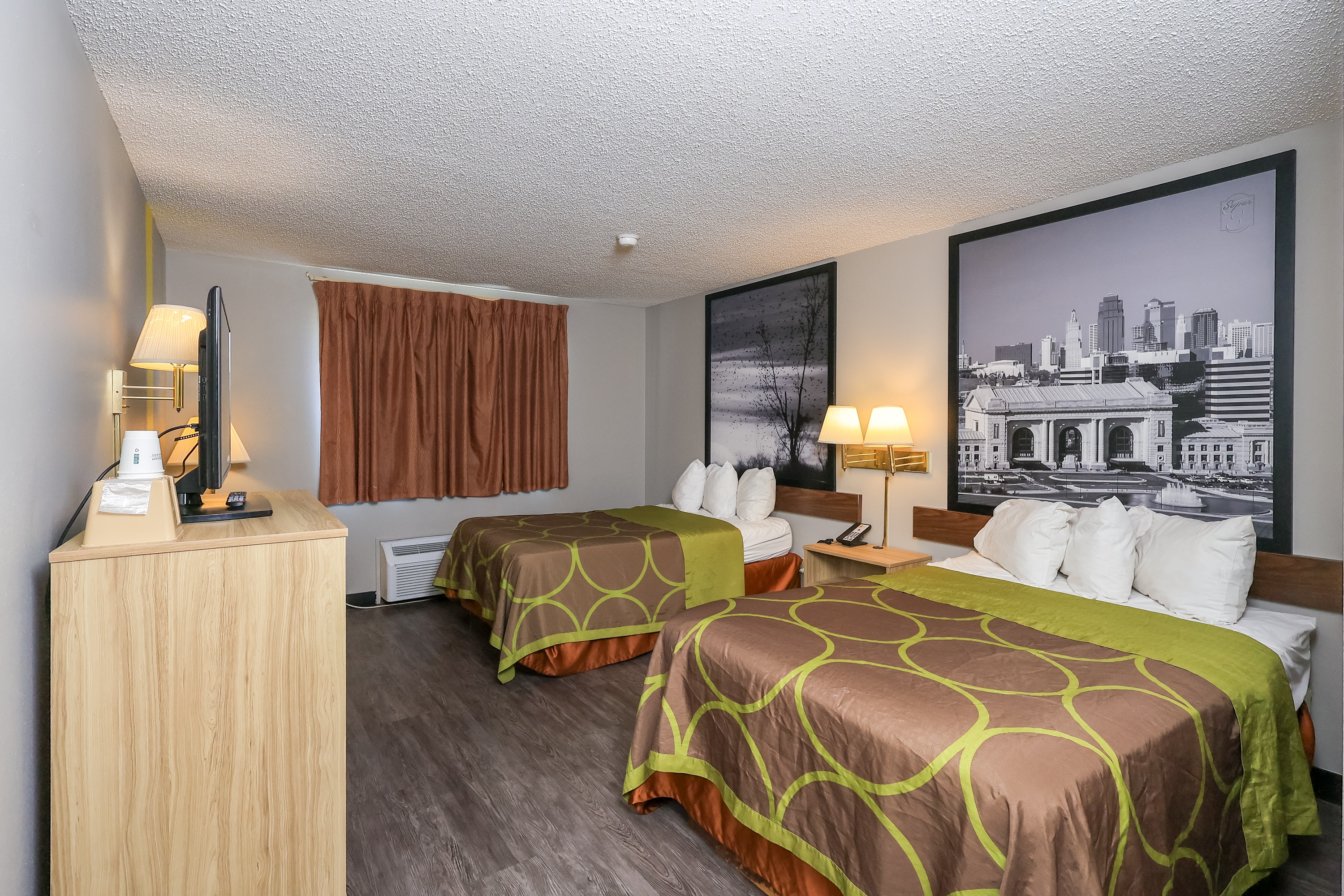 Guest room at the Super 8 by Wyndham Smithville/Kansas City in Smithville, Missouri