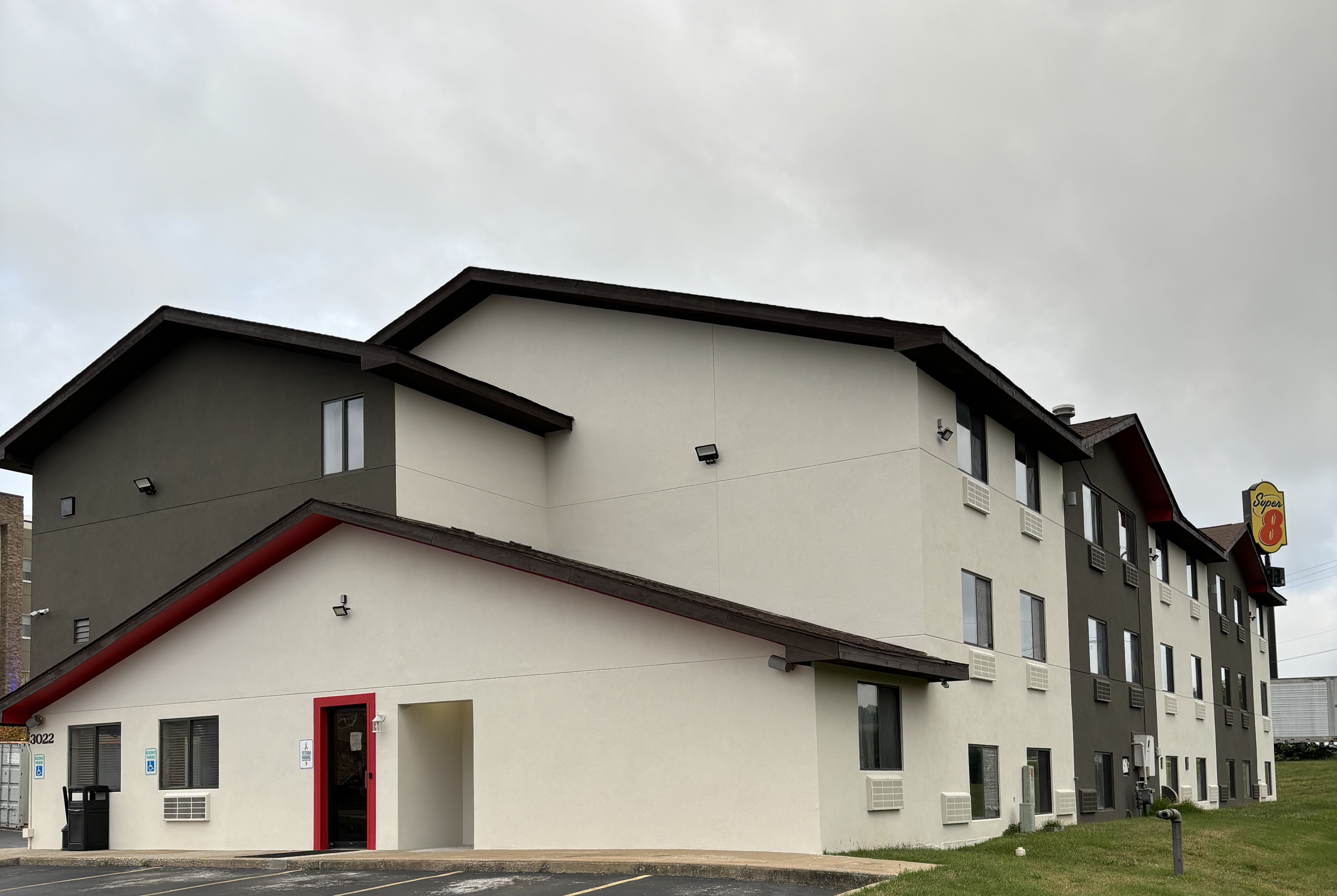 Exterior of Super 8 by Wyndham Springfield North I-44 hotel in Springfield, Missouri