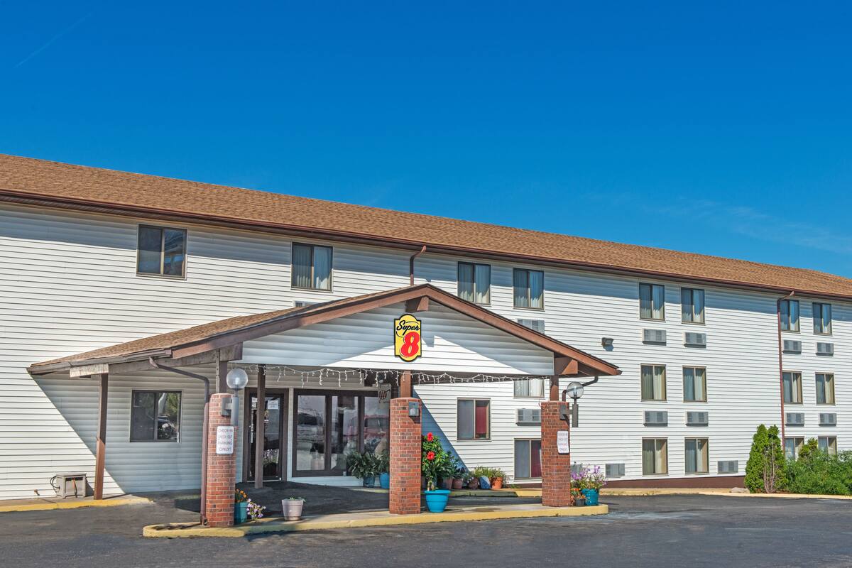 Super 8 By Wyndham Sullivan Hotels Mo 63080 0069 Exterior Of Super 8 By Wyndham Sullivan Hotel In Missouri