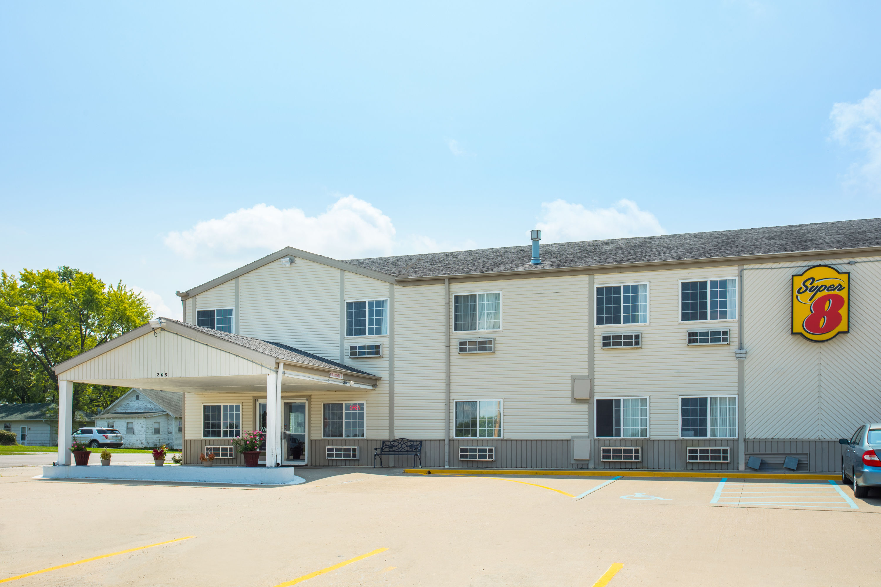 Super 8 by Wyndham Sweet Springs Sweet Springs, MO Hotels