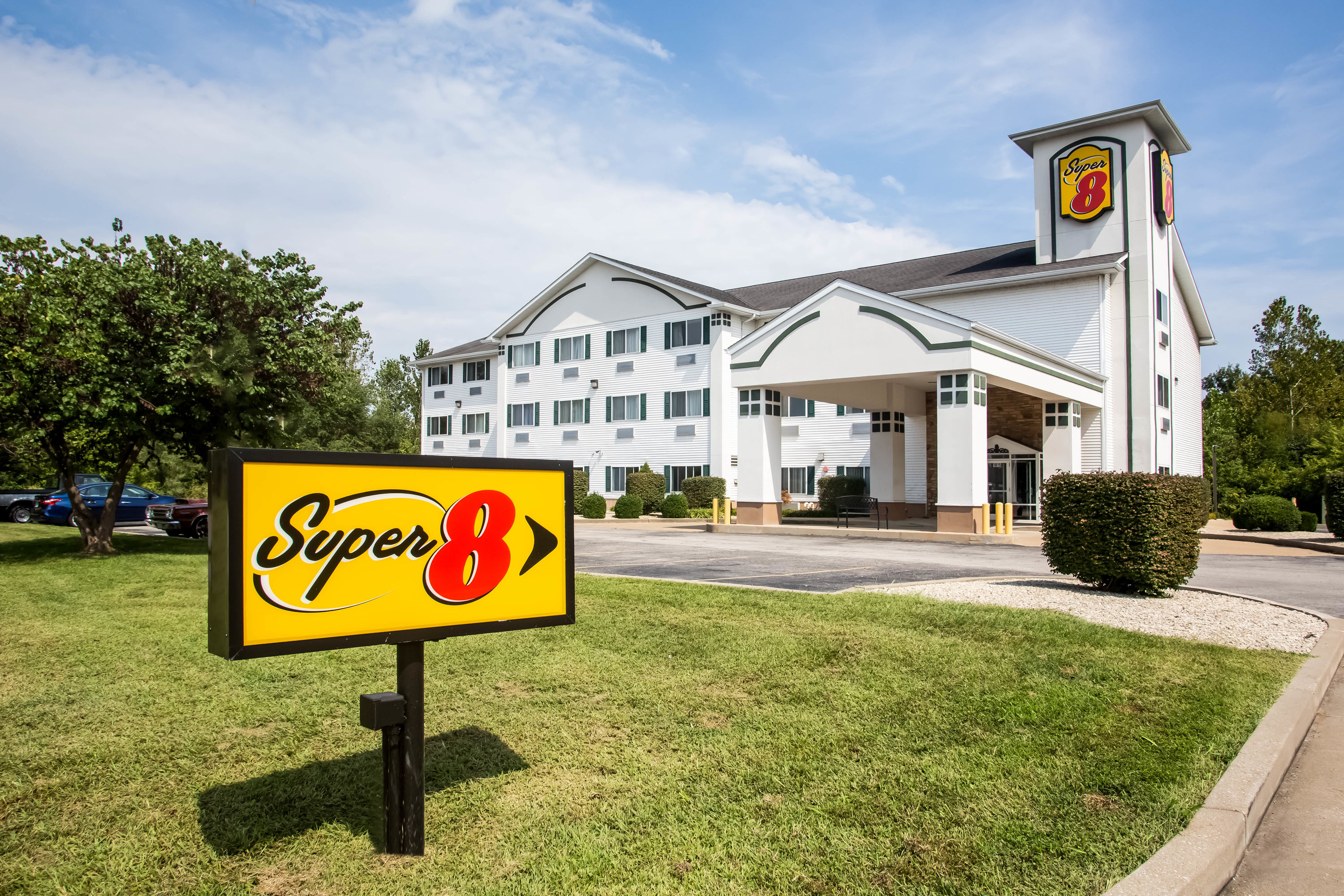 Exterior of Super 8 by Wyndham Union hotel in Union, Missouri