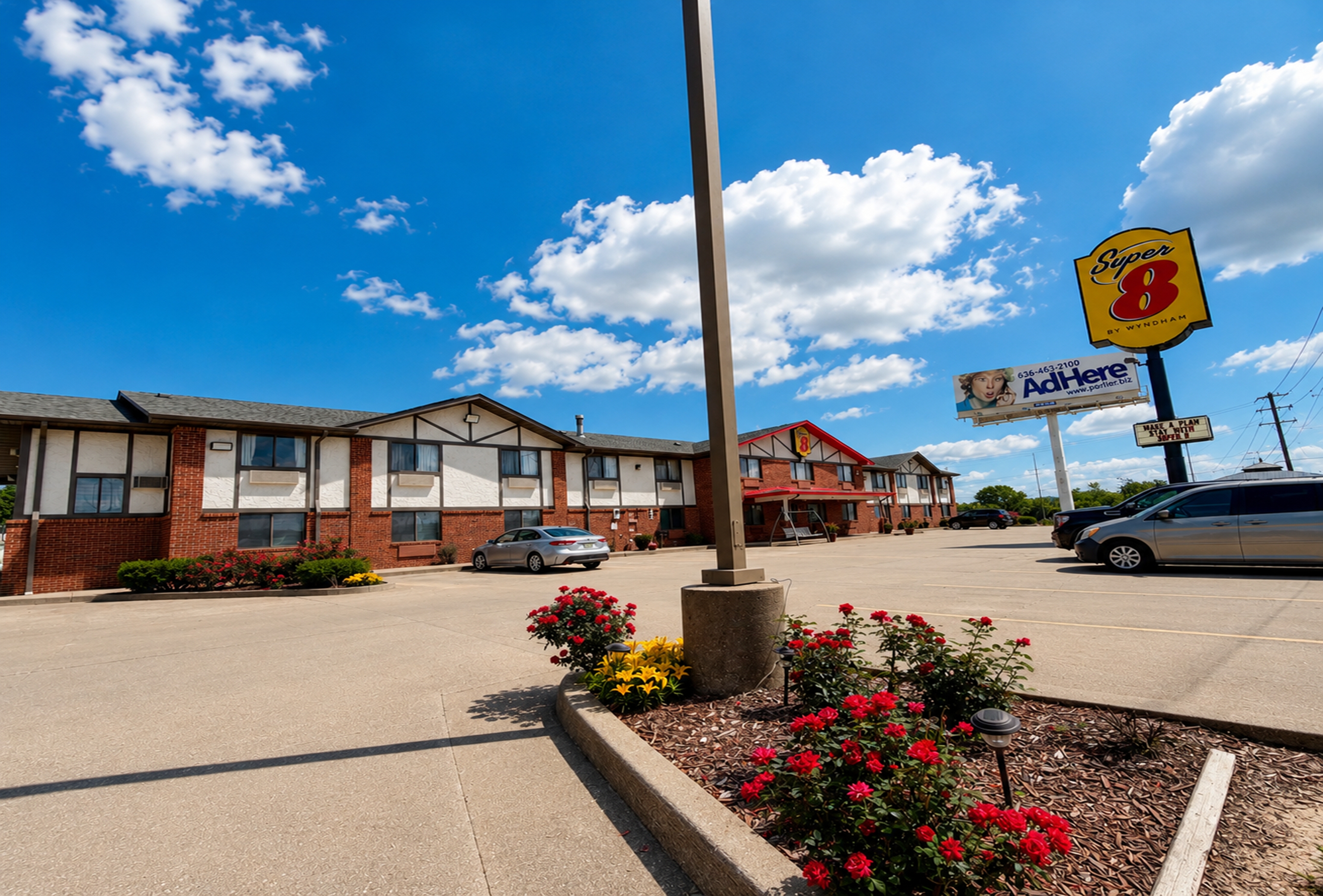 Exterior of Super 8 by Wyndham Warrenton hotel in Warrenton, Missouri