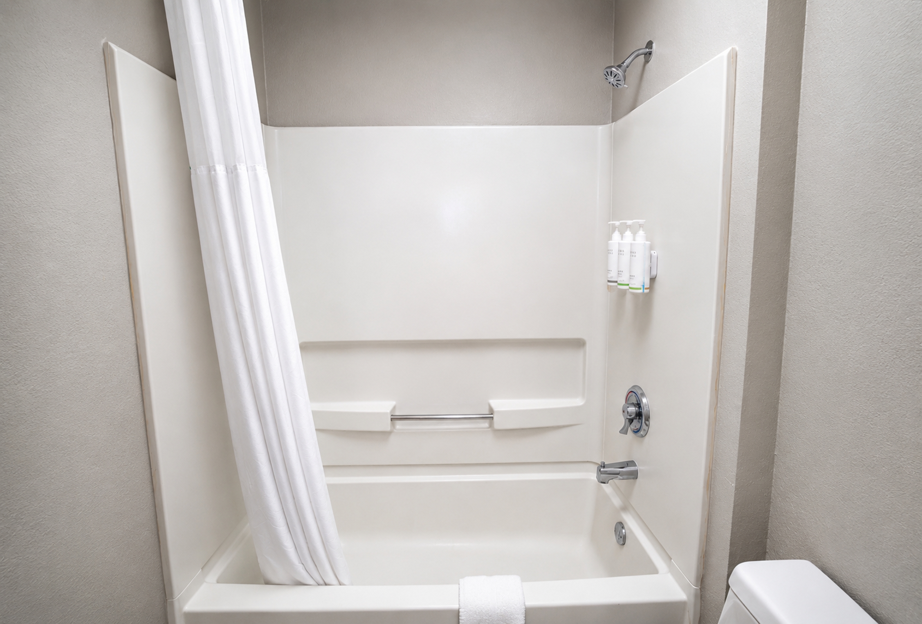Guest room bath at the Super 8 by Wyndham Warrenton in Warrenton, Missouri