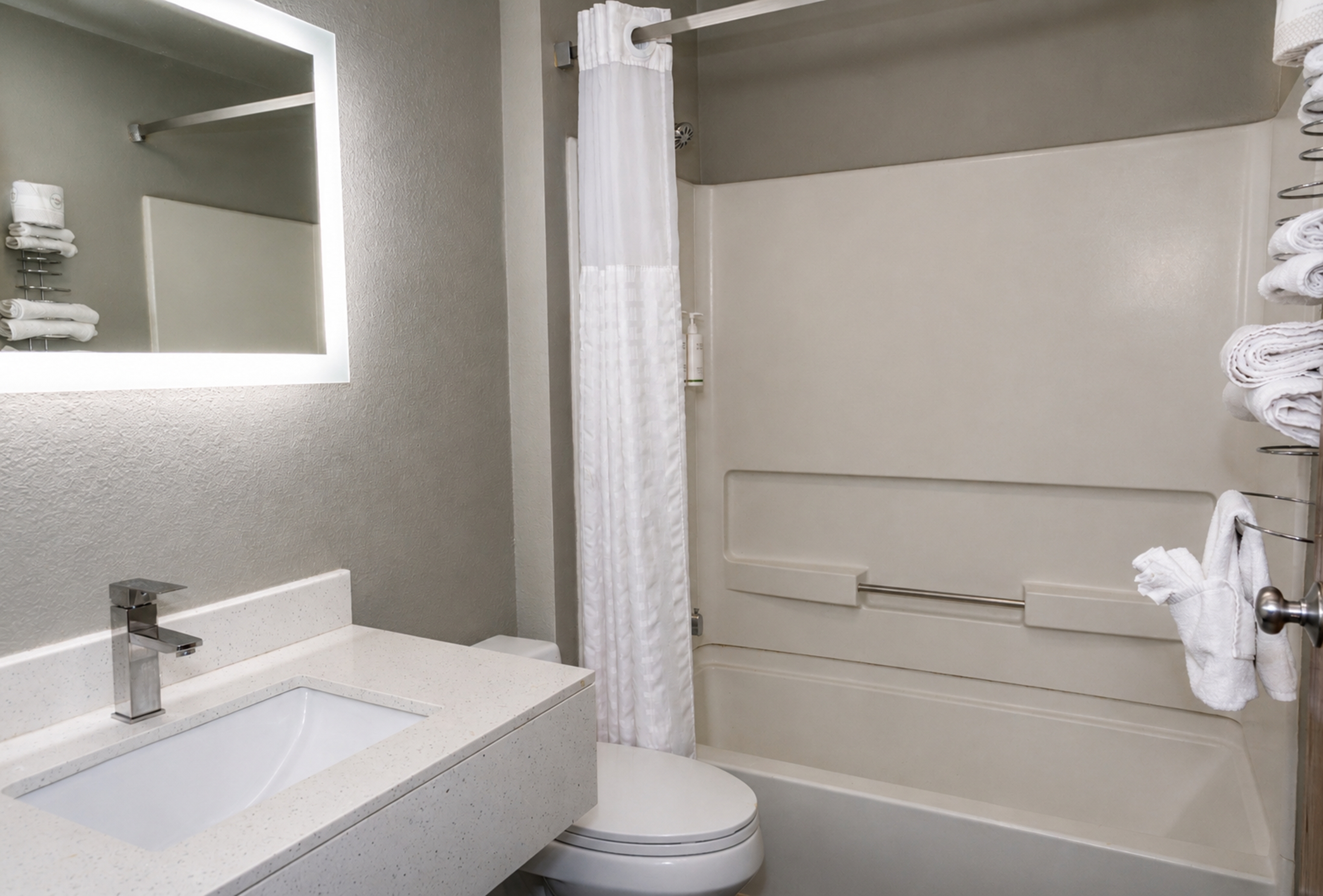 Guest room bath at the Super 8 by Wyndham Warrenton in Warrenton, Missouri