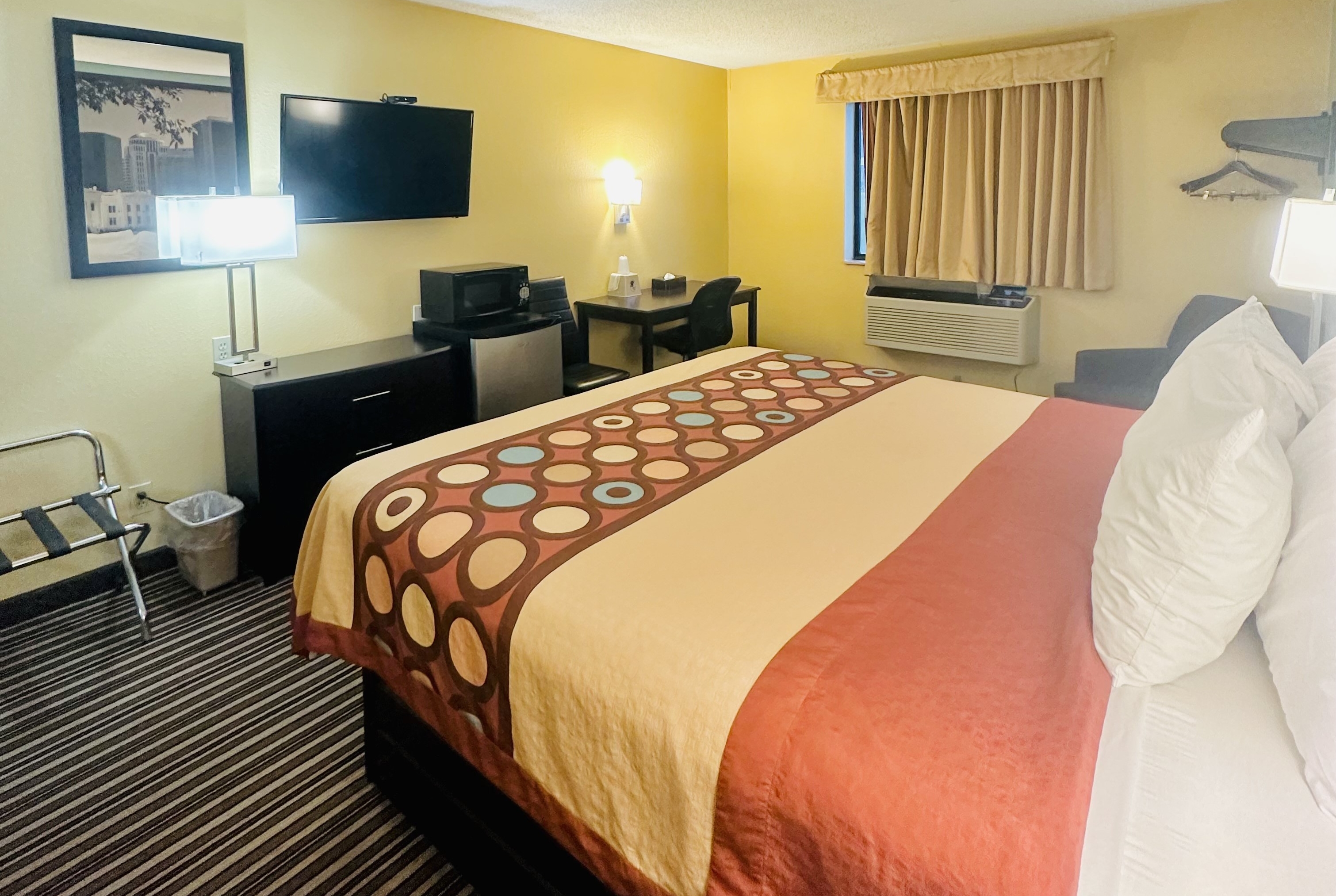 Guest room at the Super 8 by Wyndham Warrenton in Warrenton, Missouri