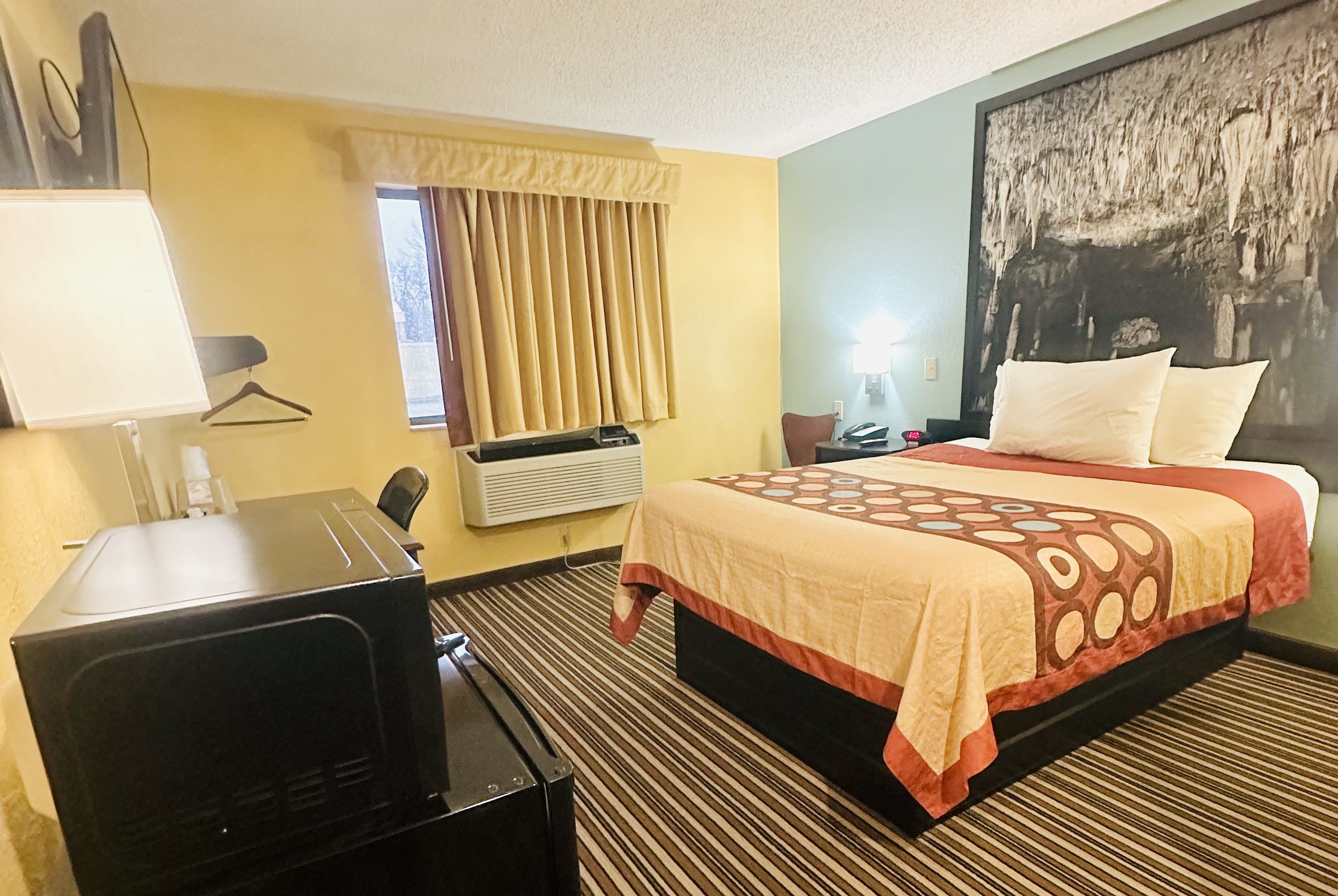 Guest room at the Super 8 by Wyndham Warrenton in Warrenton, Missouri