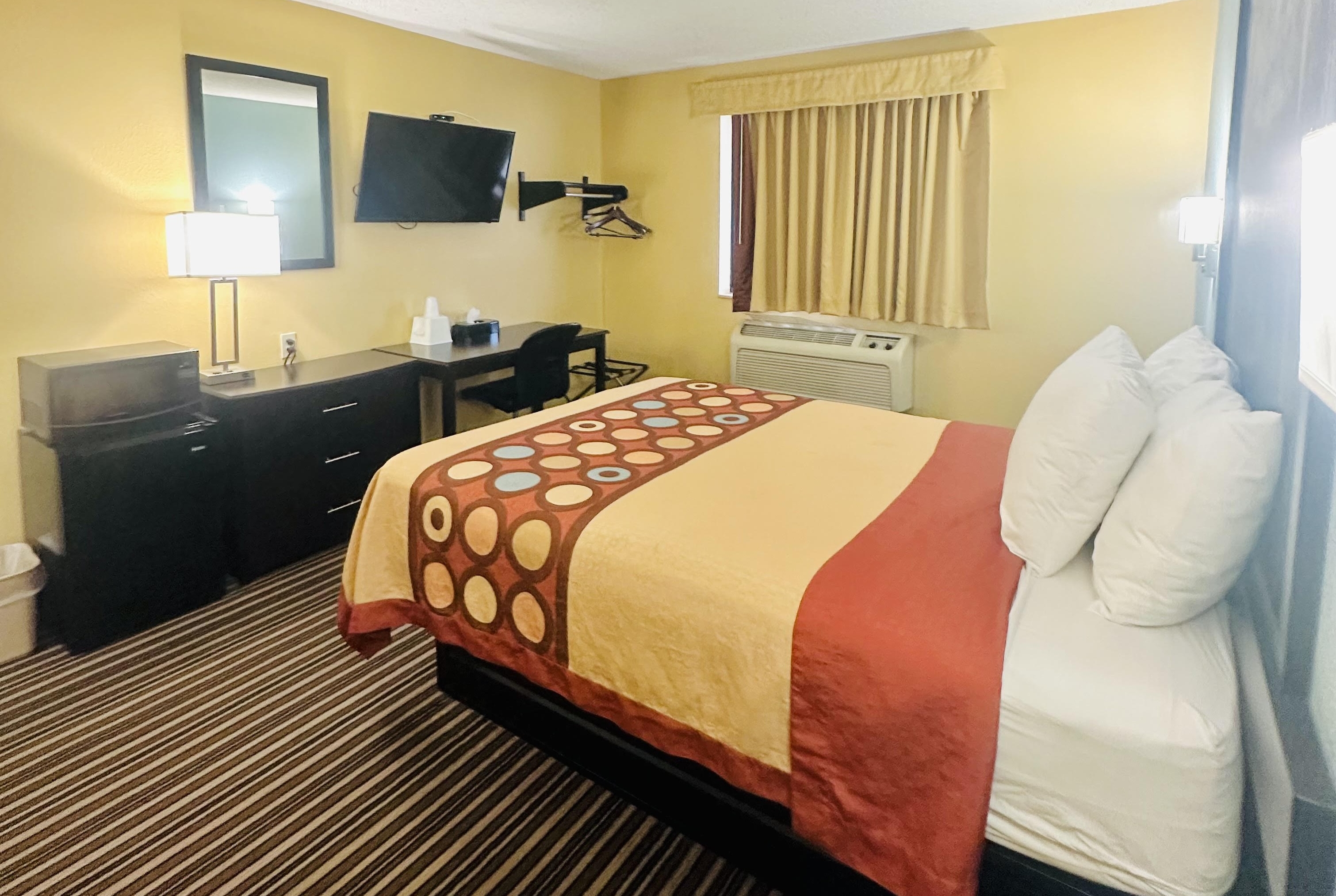 Guest room at the Super 8 by Wyndham Warrenton in Warrenton, Missouri