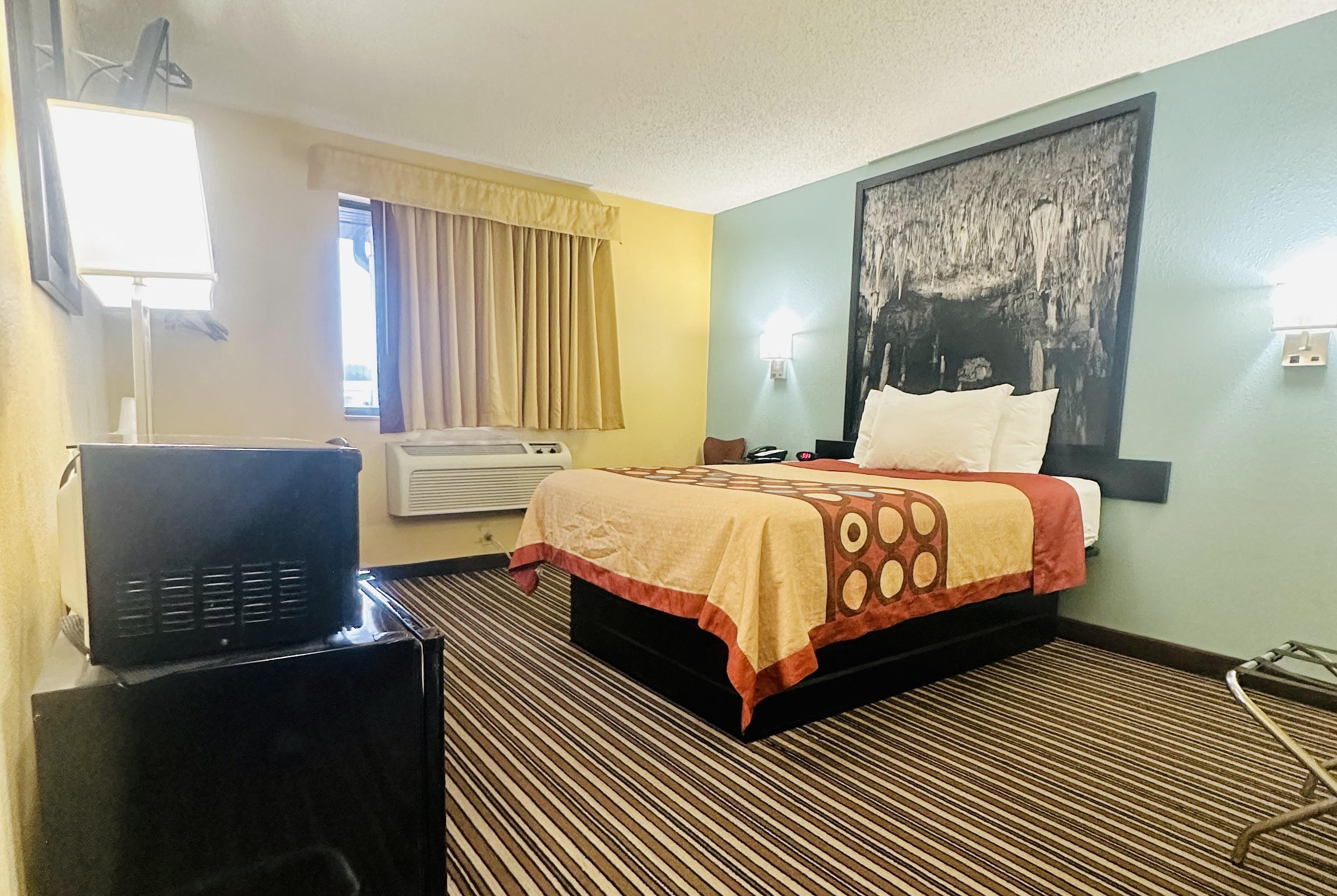 Guest room at the Super 8 by Wyndham Warrenton in Warrenton, Missouri