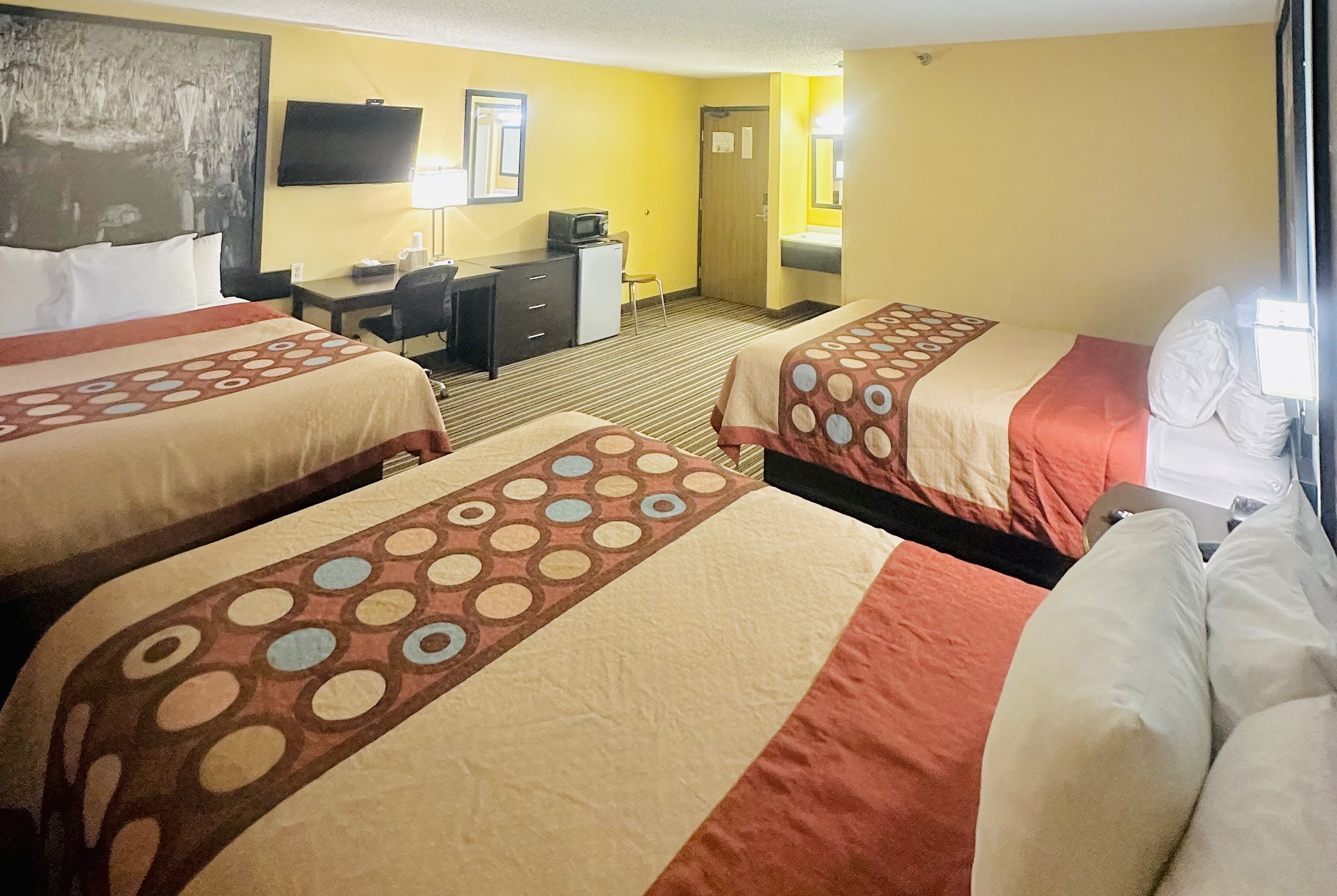 Guest room at the Super 8 by Wyndham Warrenton in Warrenton, Missouri