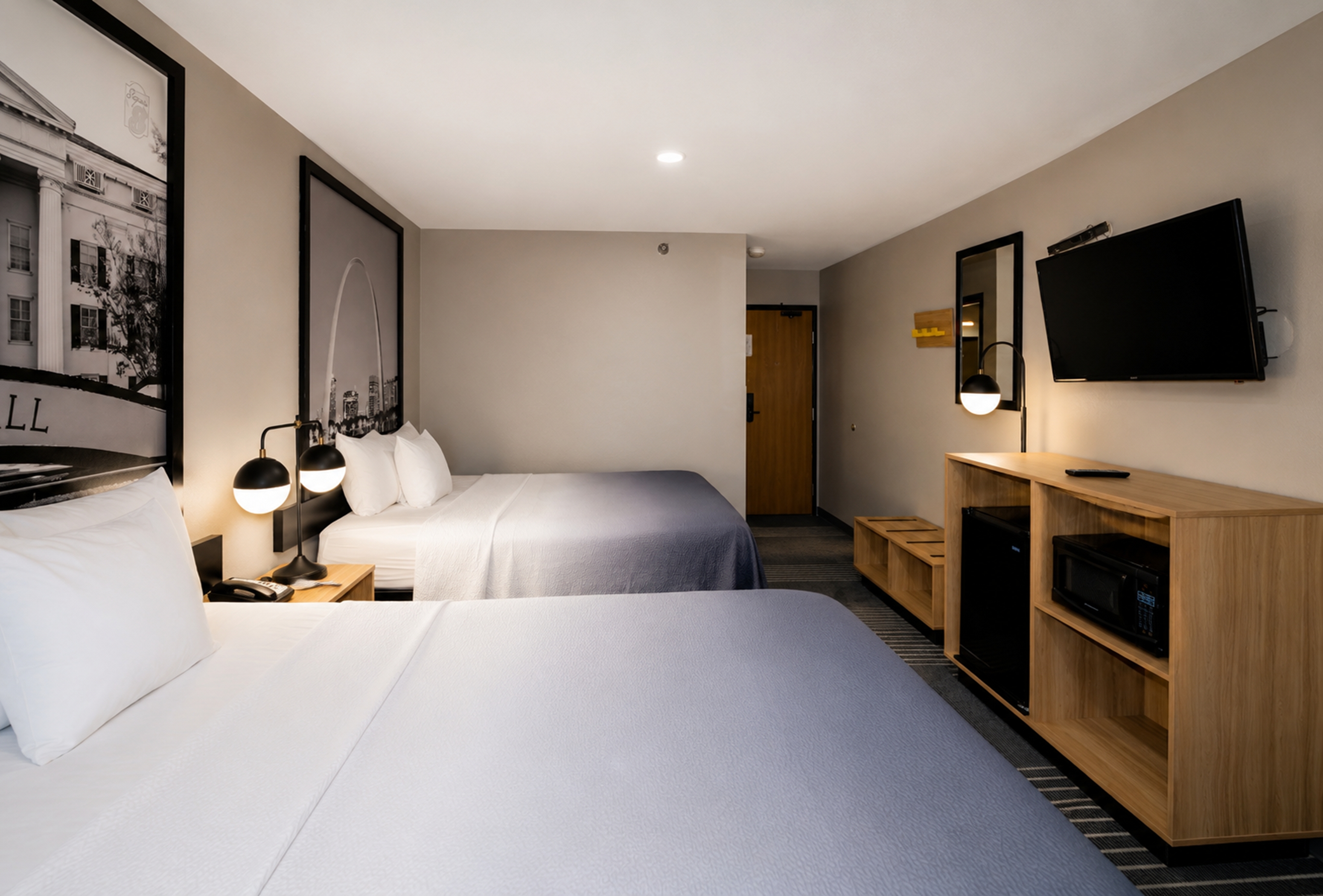 Guest room at the Super 8 by Wyndham Warrenton in Warrenton, Missouri