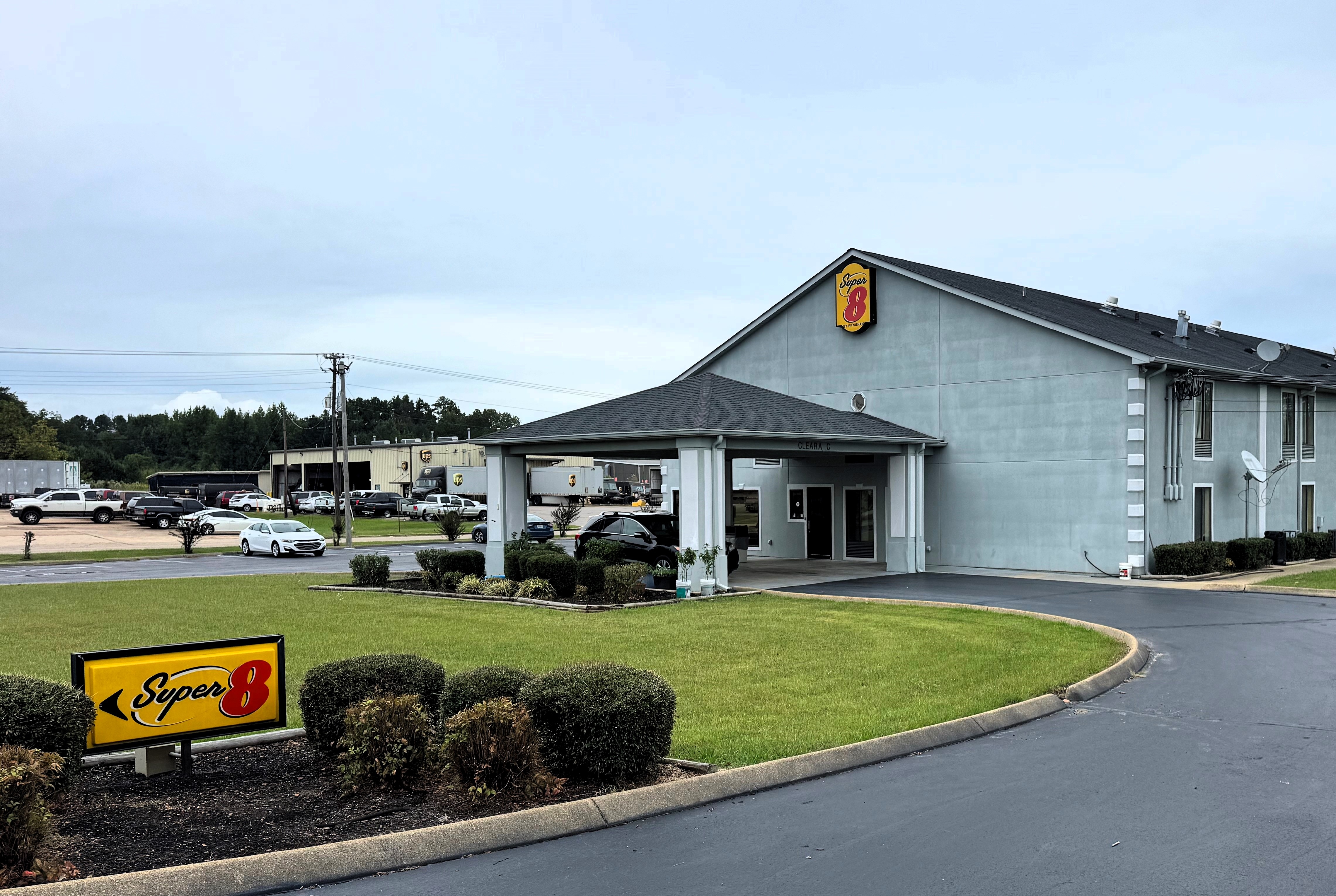 Exterior Day Image of Super 8 by Wyndham Booneville hotel in Booneville, Mississippi