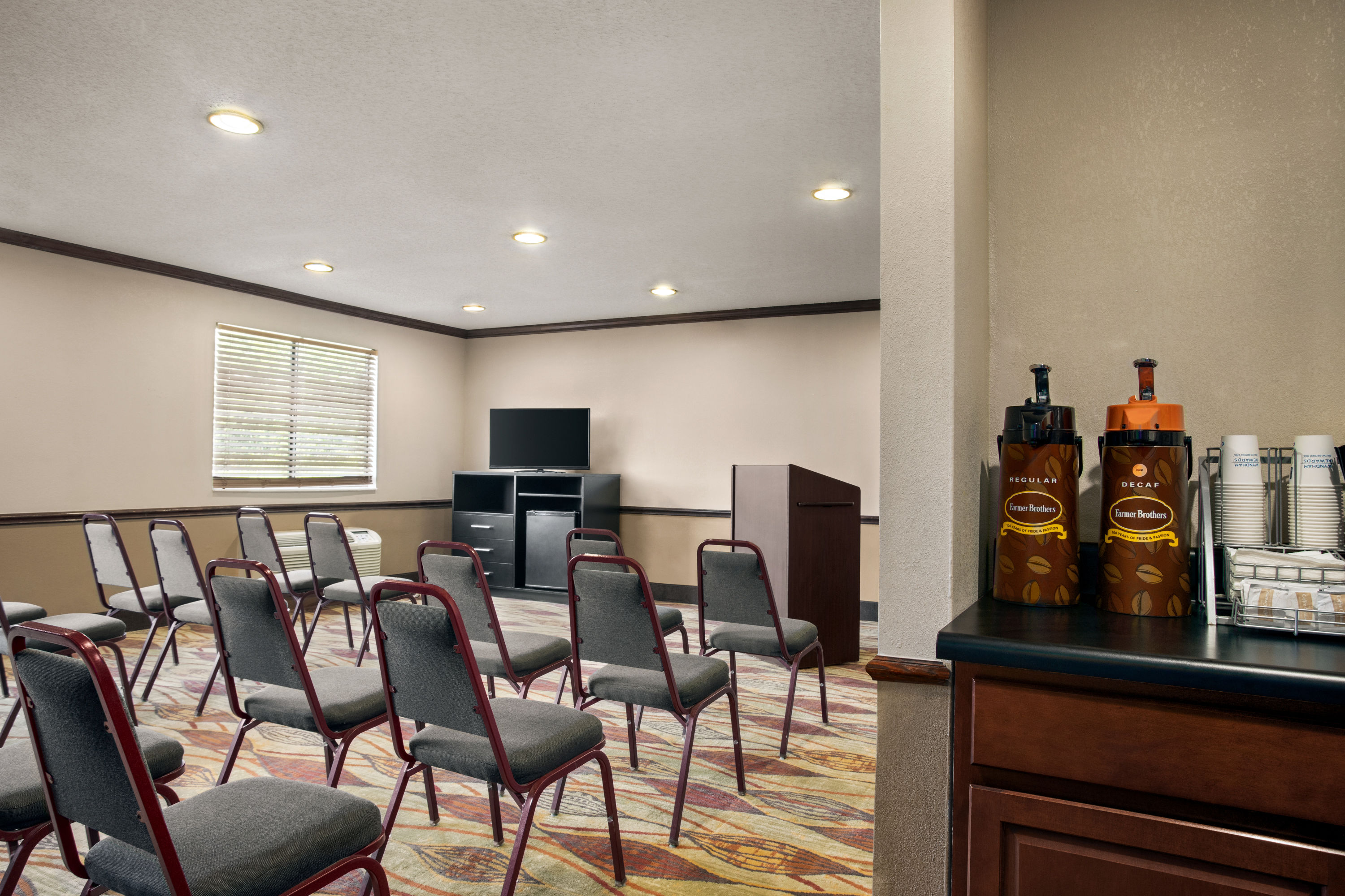 Super 8 by Wyndham Clinton Clinton MS Hotels