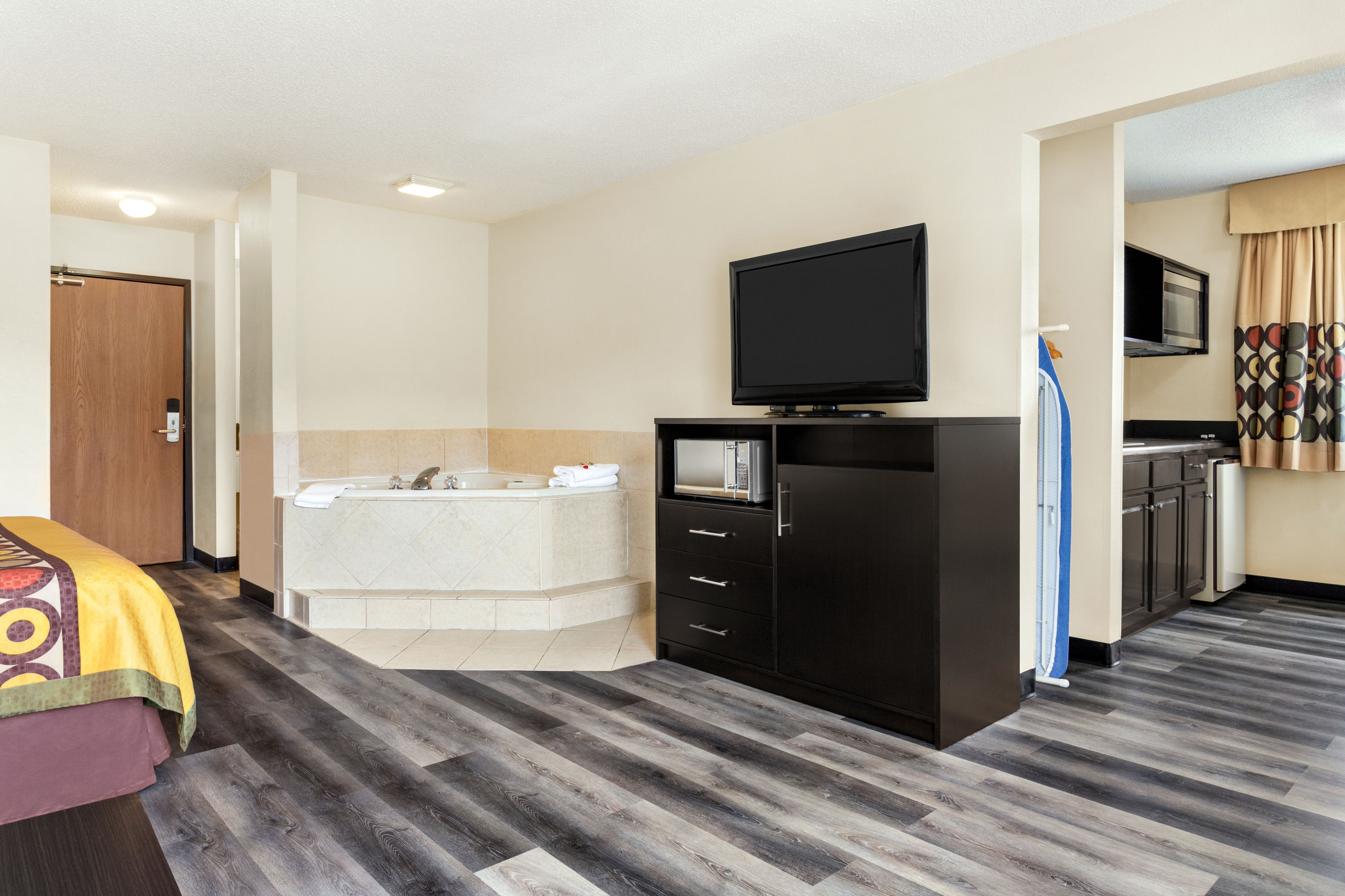 Super 8 by Wyndham Clinton suite in Clinton, Mississippi