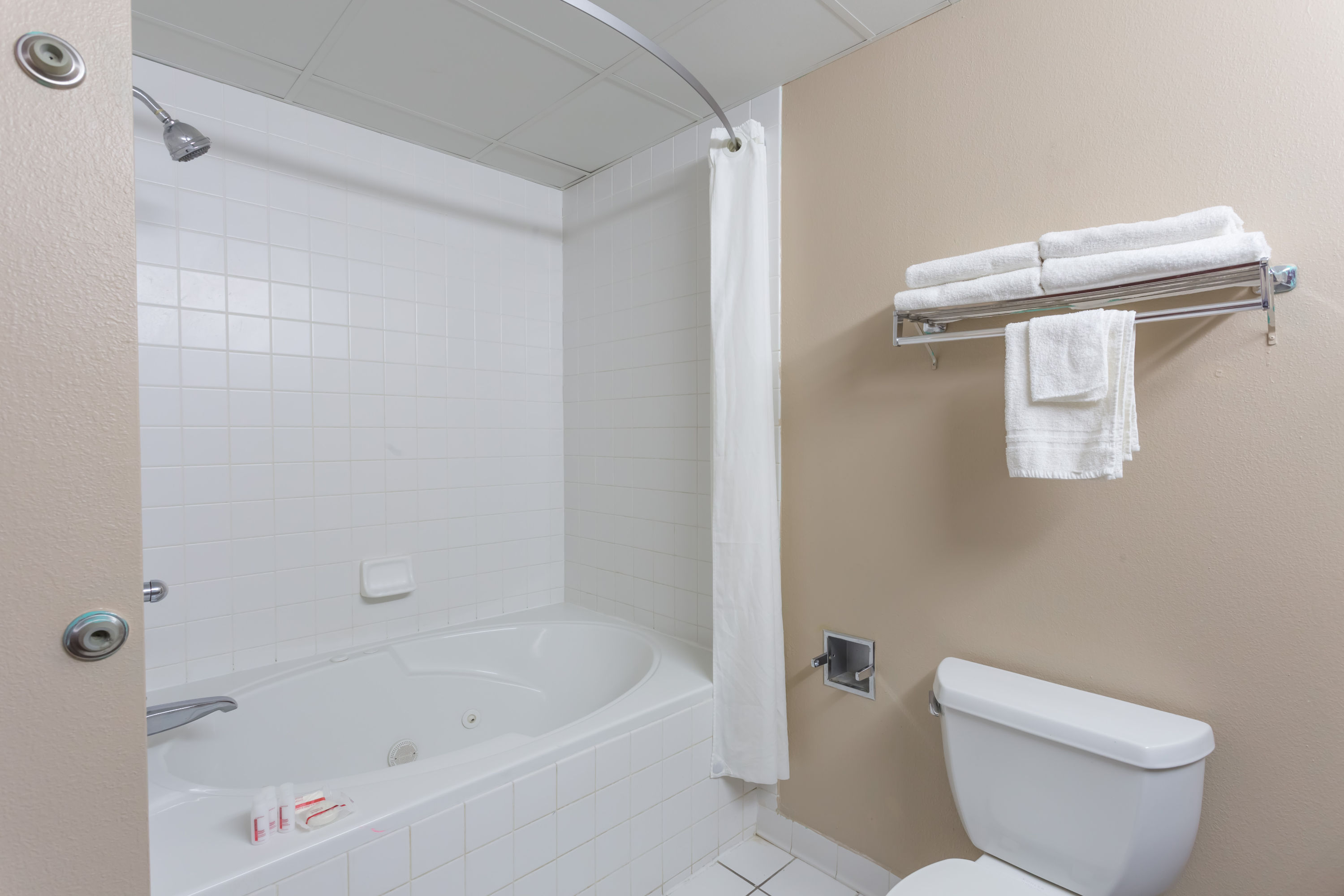 Guest room bath at the Super 8 by Wyndham Indianola in Indianola, Mississippi