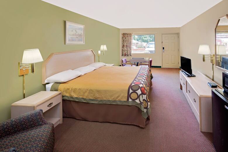 Guest room at the Super 8 Kosciusko in Kosciusko, Mississippi