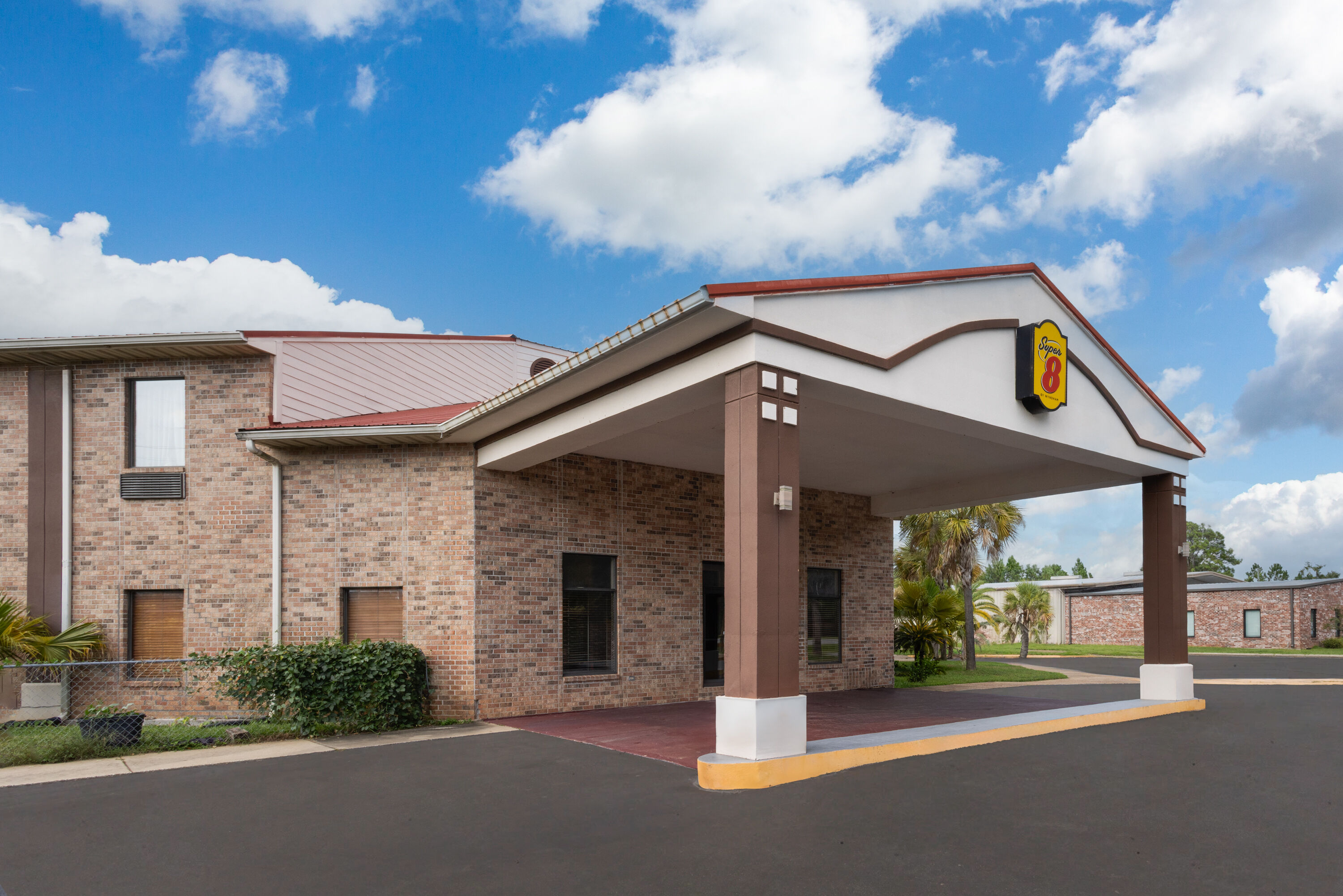 Exterior Day Image of Super 8 by Wyndham Pascagoula hotel in Pascagoula, Mississippi