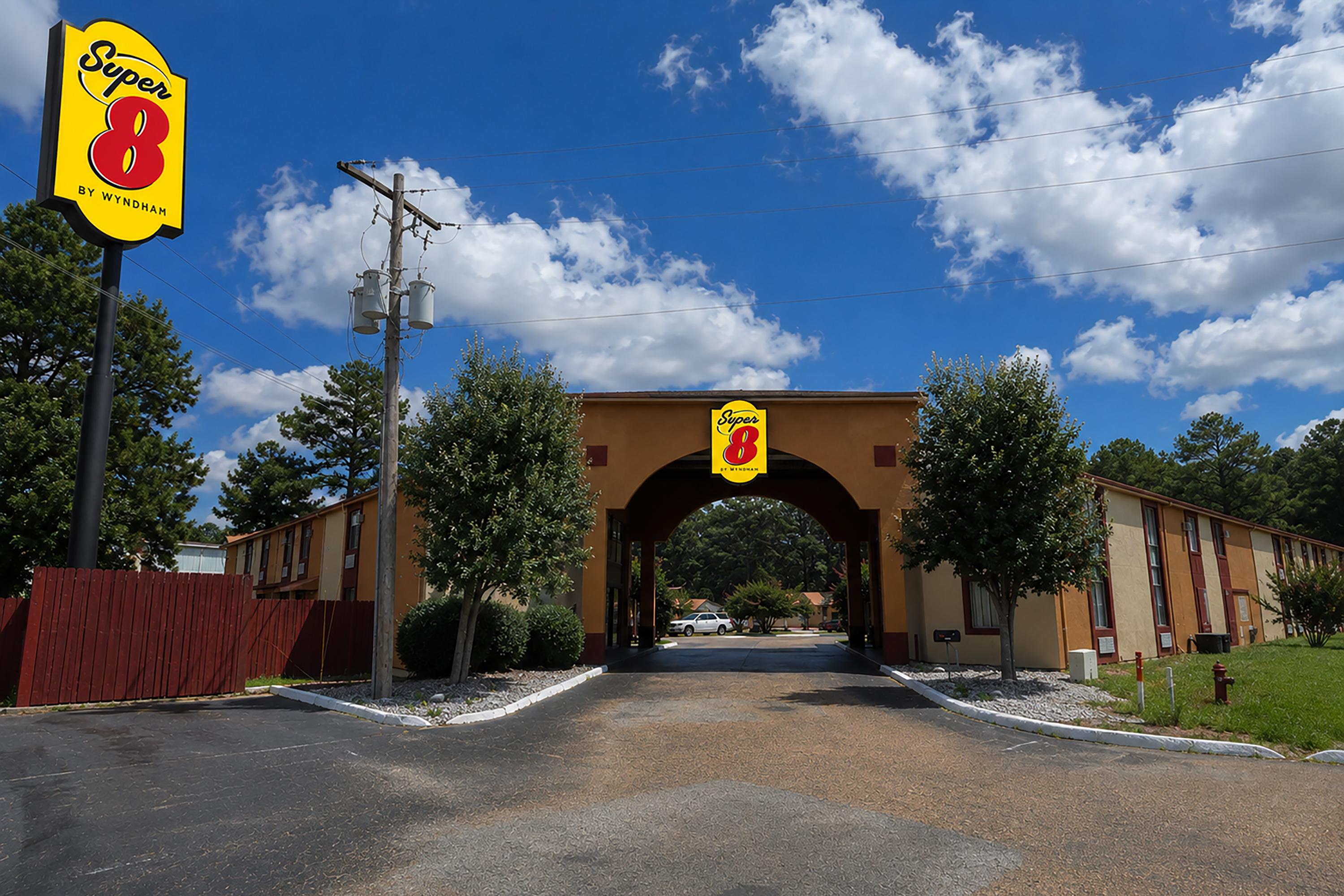 Exterior of Super 8 by Wyndham Richland MS hotel in Richland, Mississippi