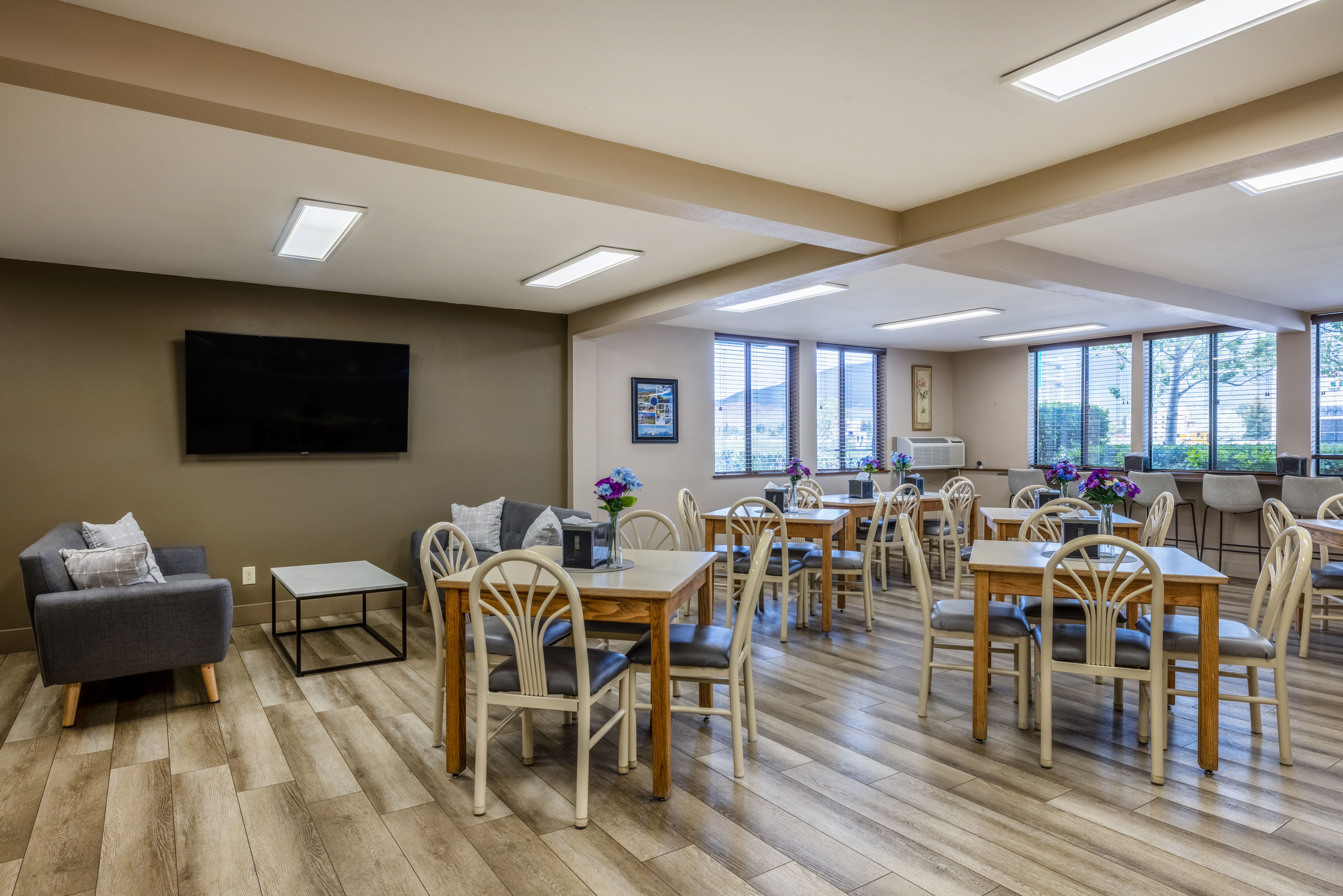 Super 8 by Wyndham Butte MT restaurant breakfast area with seating in Butte, Montana