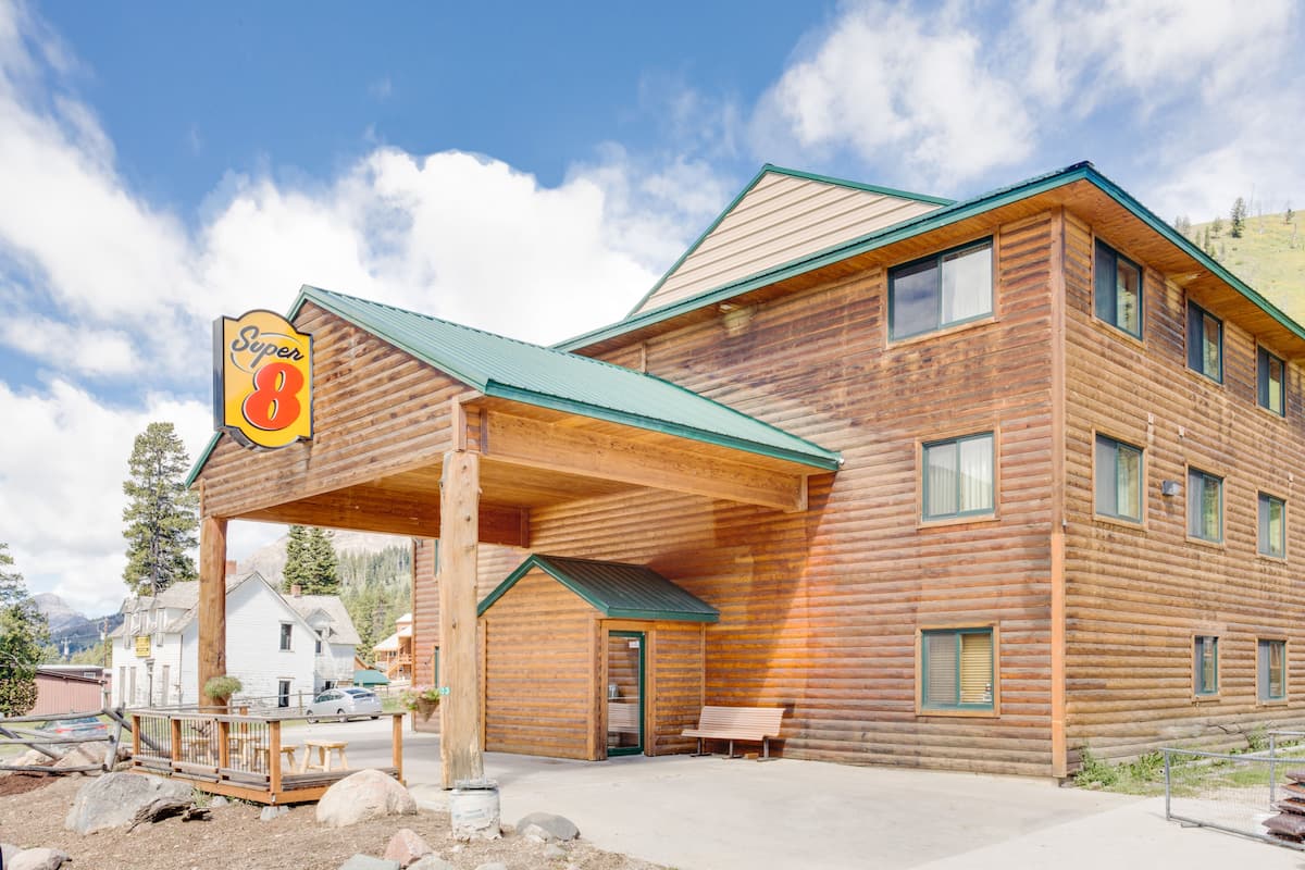 Super 8 Cooke City Yellowstone Park Area Hotels Mt 59020 Exterior Of Super 8 Cooke City Yellowstone Park Area Hotel In Montana