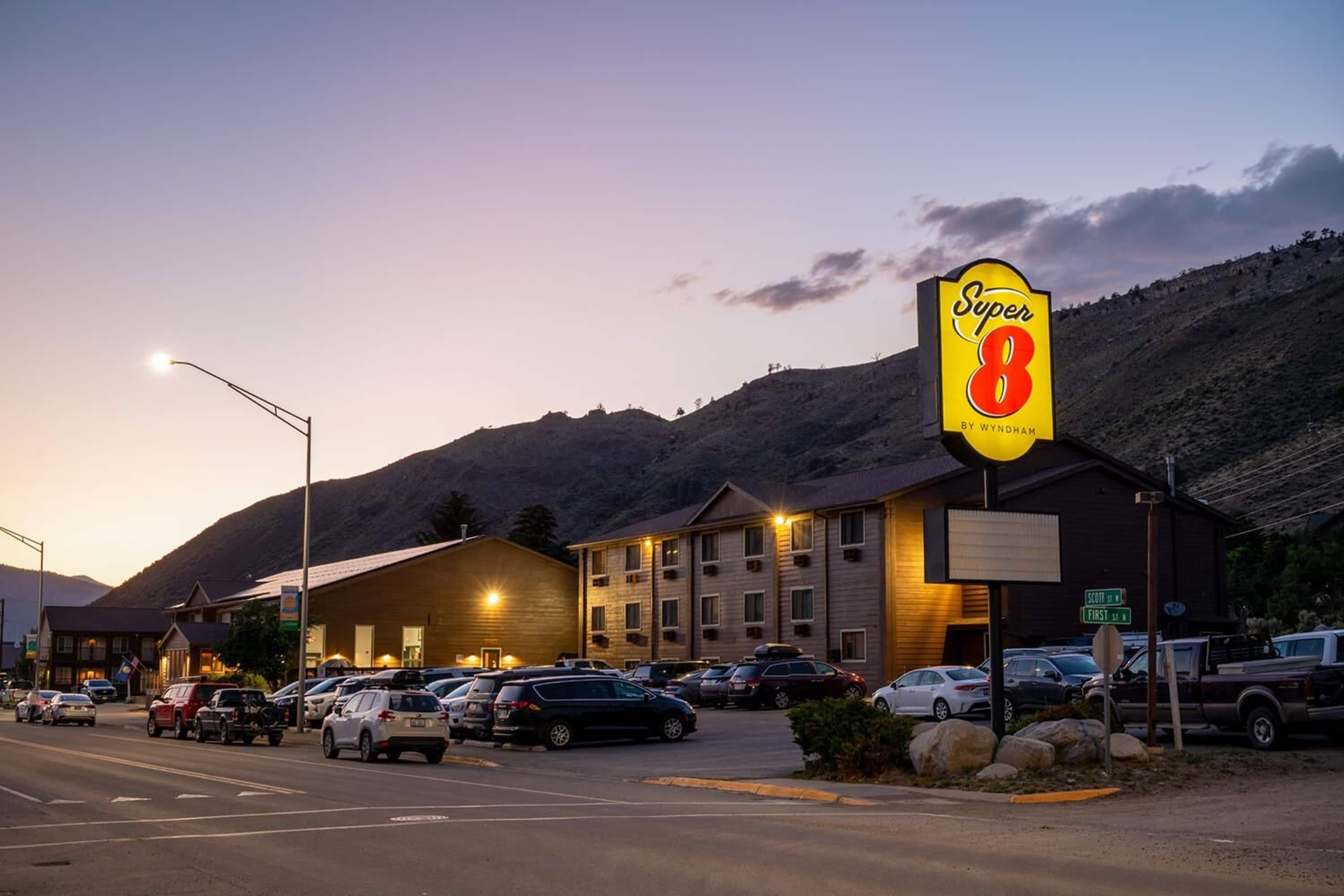 Super 8 by Wyndham Gardiner/Yellowstone Park Area Gardiner, MT Hotels