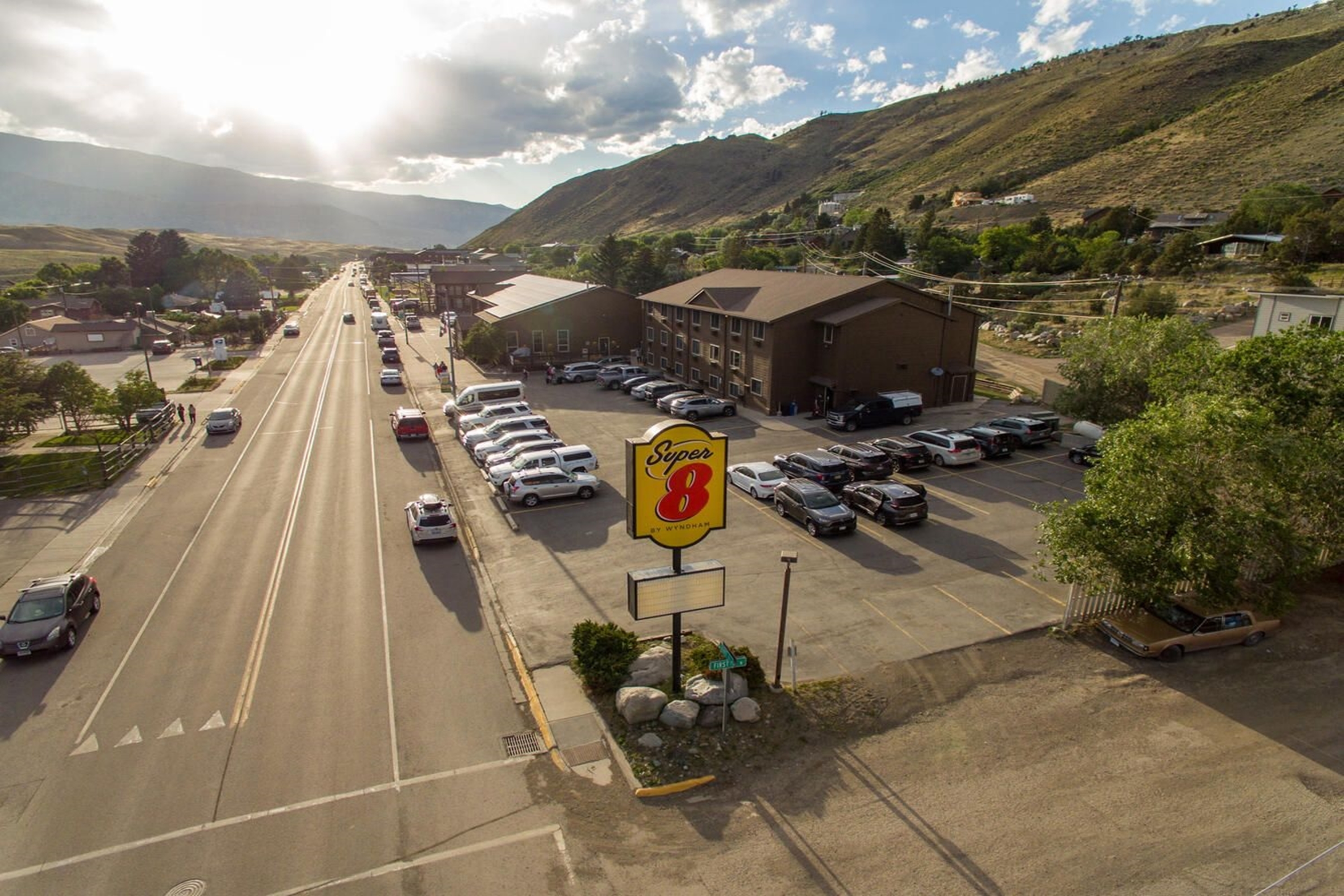Exterior of Super 8 by Wyndham Gardiner/Yellowstone Park Area hotel in Gardiner, Montana