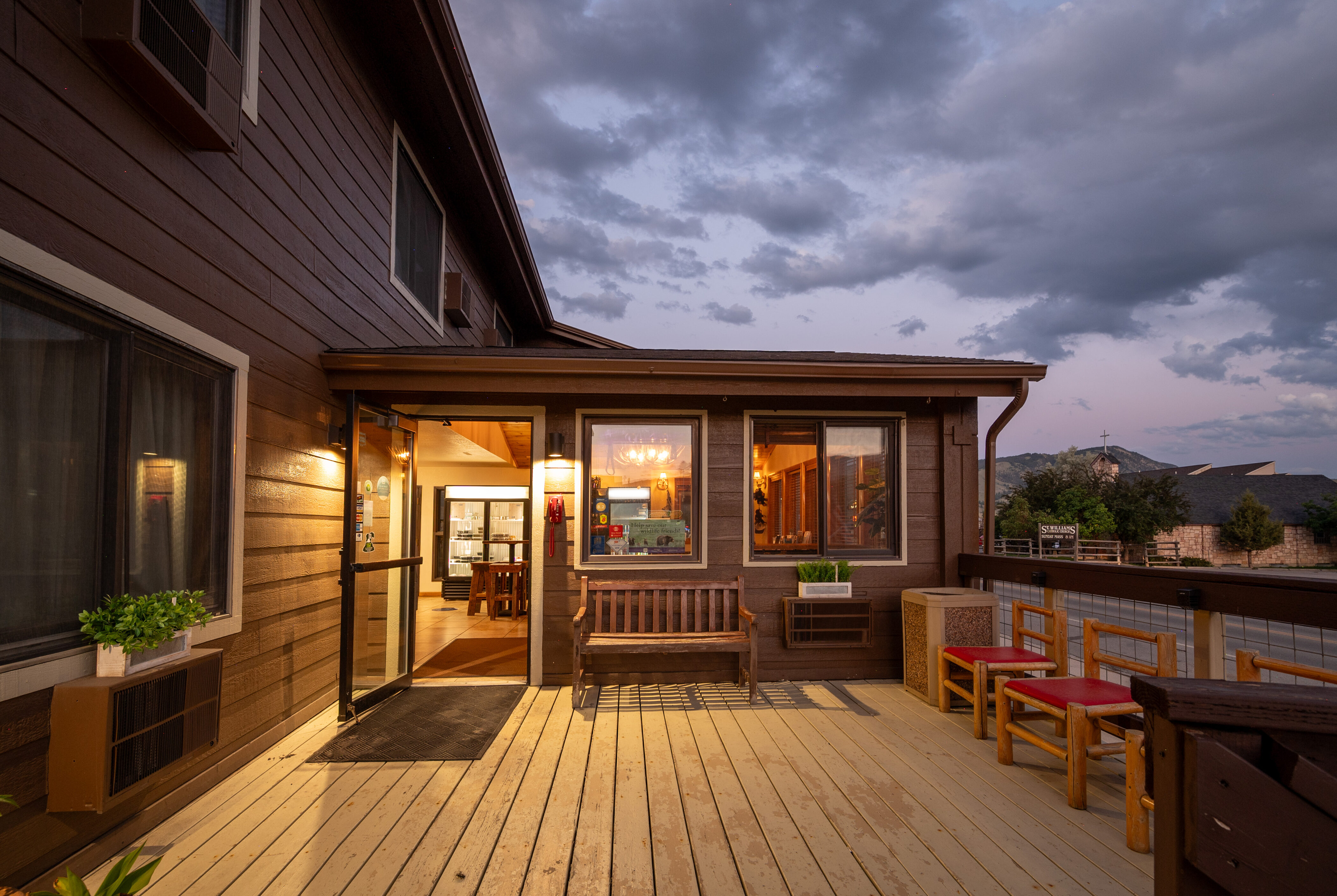 Exterior of Super 8 by Wyndham Gardiner/Yellowstone Park Area hotel in Gardiner, Montana