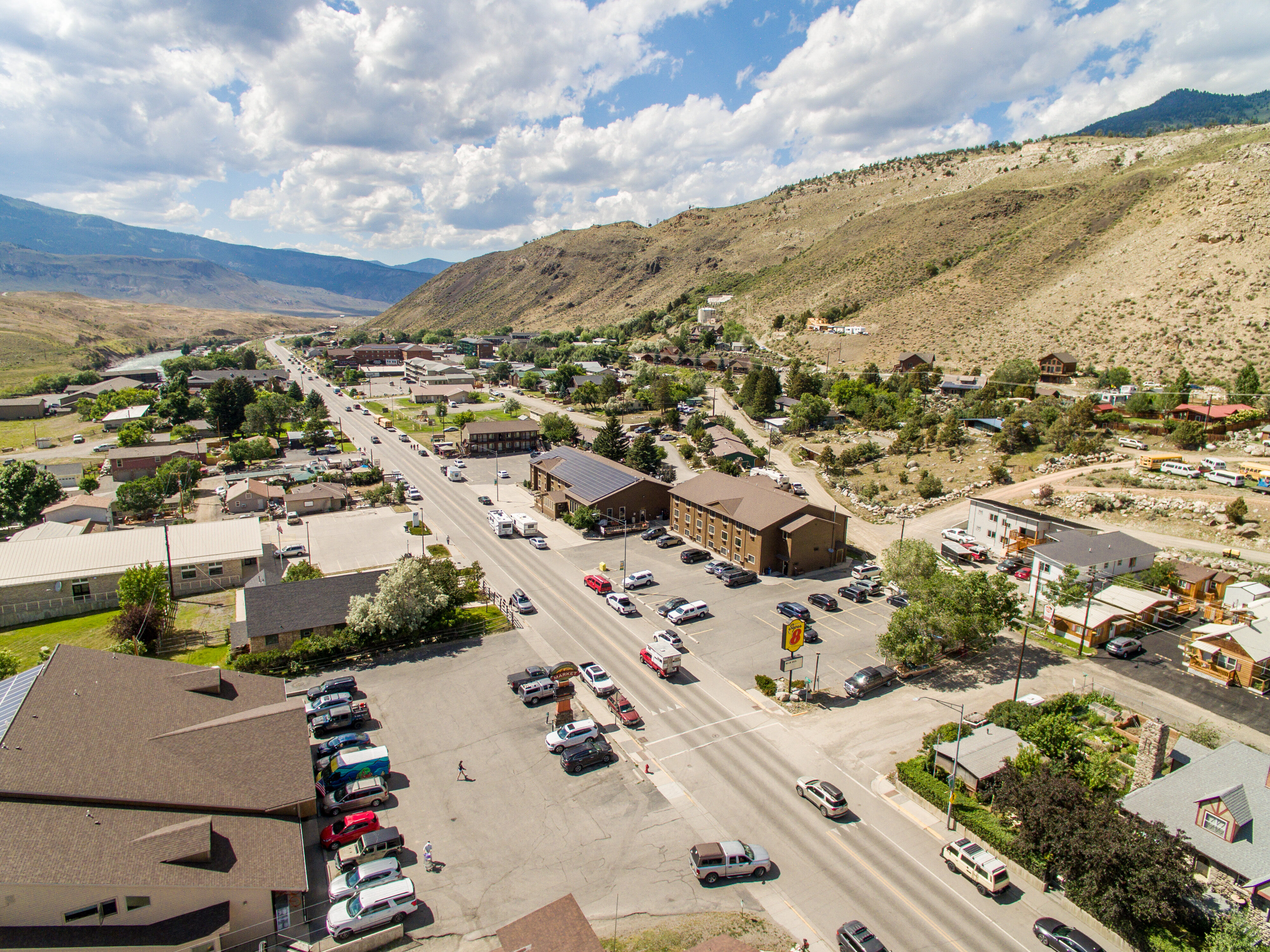 Exterior of Super 8 by Wyndham Gardiner/Yellowstone Park Area hotel in Gardiner, Montana
