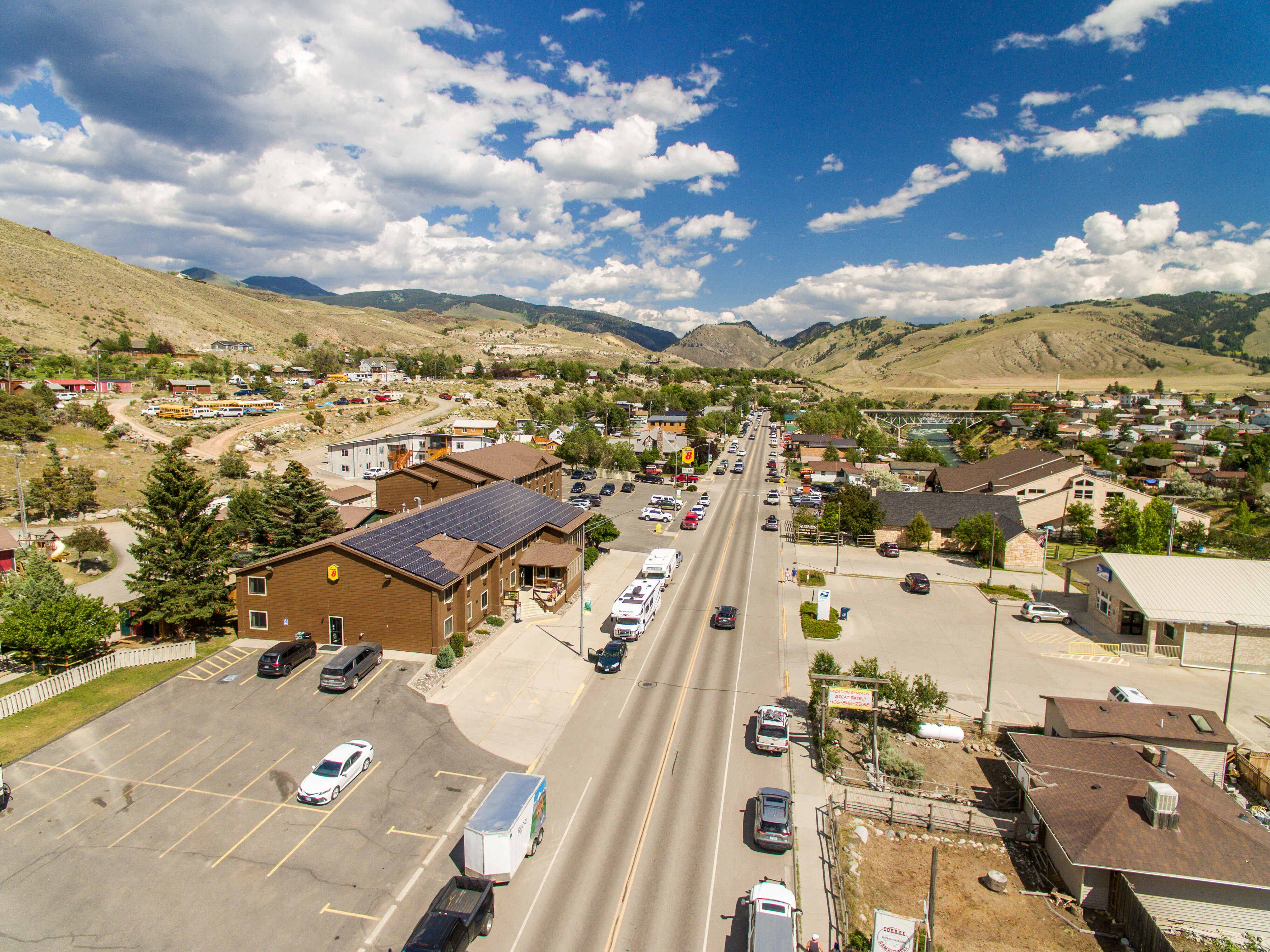 Exterior of Super 8 by Wyndham Gardiner/Yellowstone Park Area hotel in Gardiner, Montana