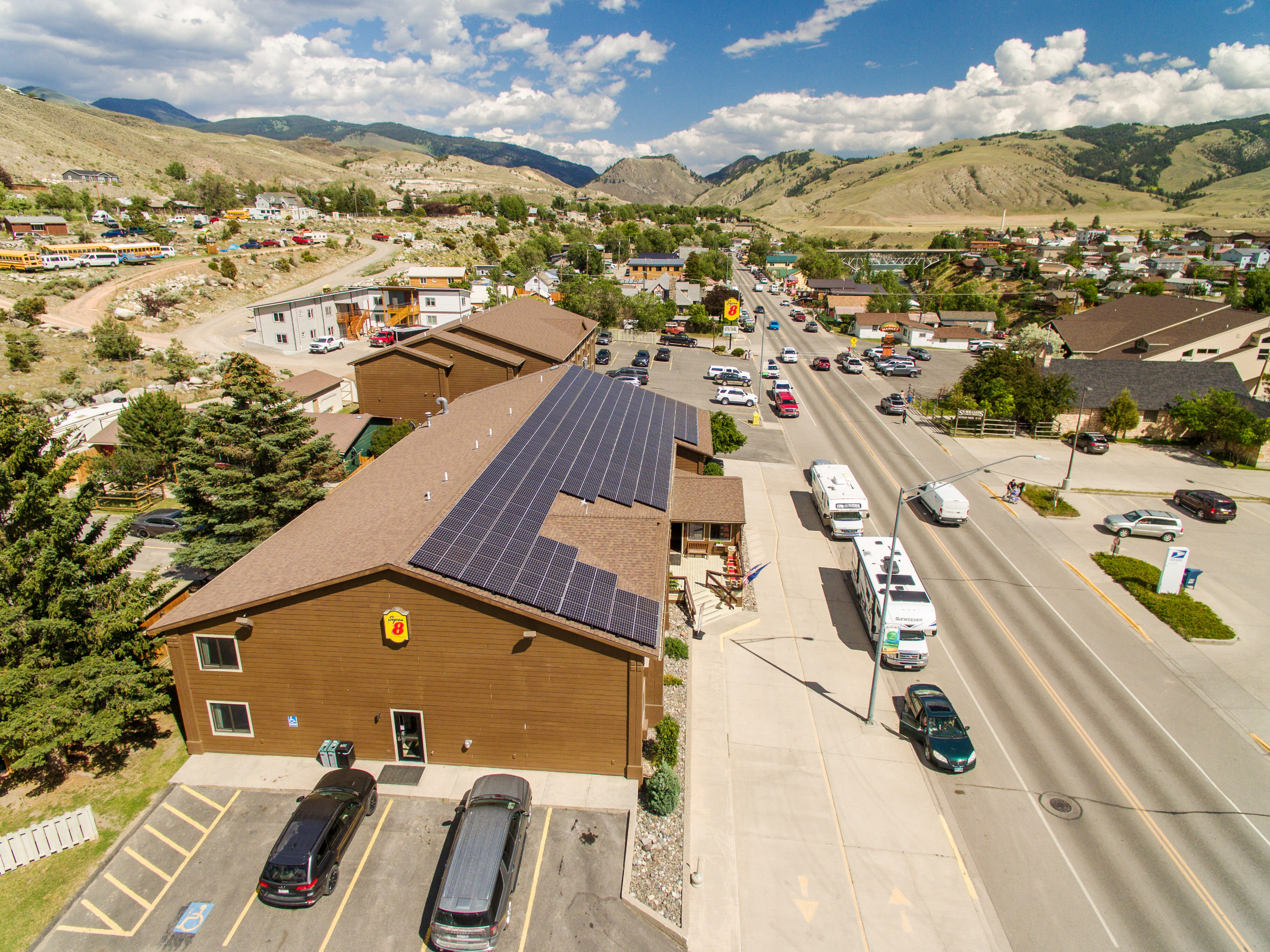 Exterior of Super 8 by Wyndham Gardiner/Yellowstone Park Area hotel in Gardiner, Montana