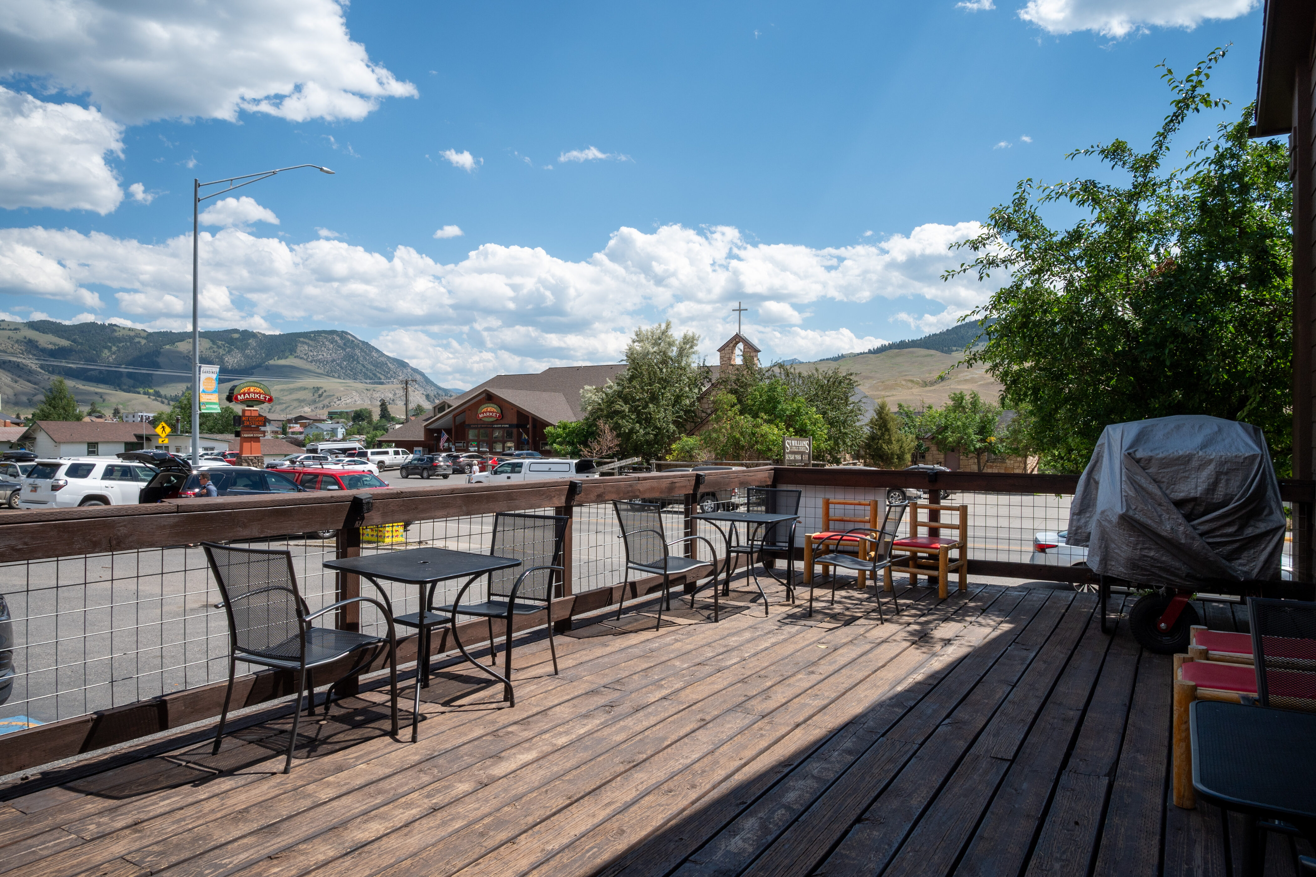 Exterior of Super 8 by Wyndham Gardiner/Yellowstone Park Area hotel in Gardiner, Montana