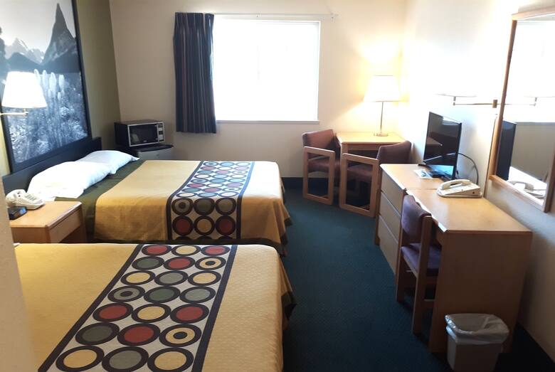 Guest room at the Super 8 Hamilton in Hamilton, Montana