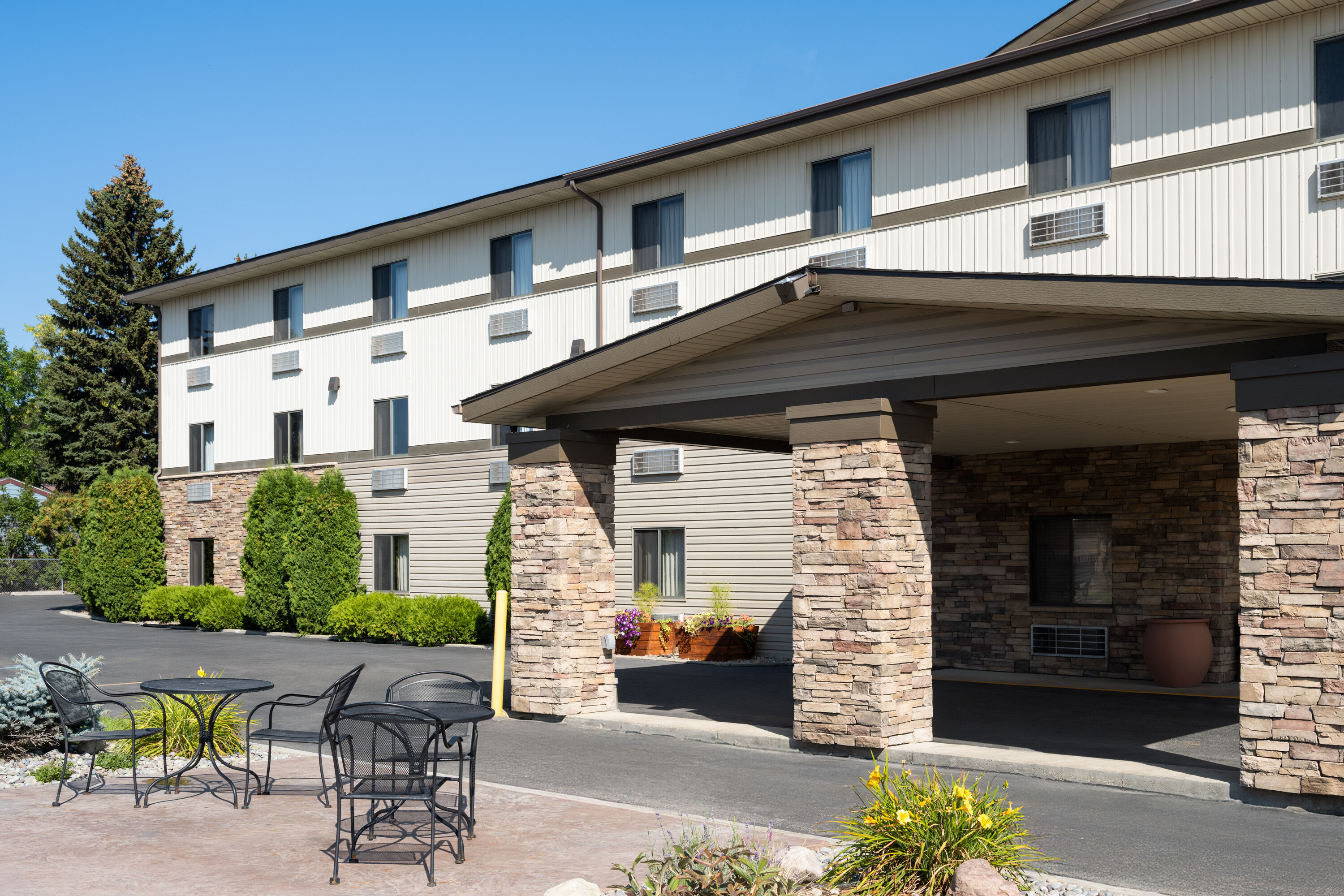 Exterior Day Image of Super 8 by Wyndham Kalispell Glacier National Park hotel in Kalispell, Montana