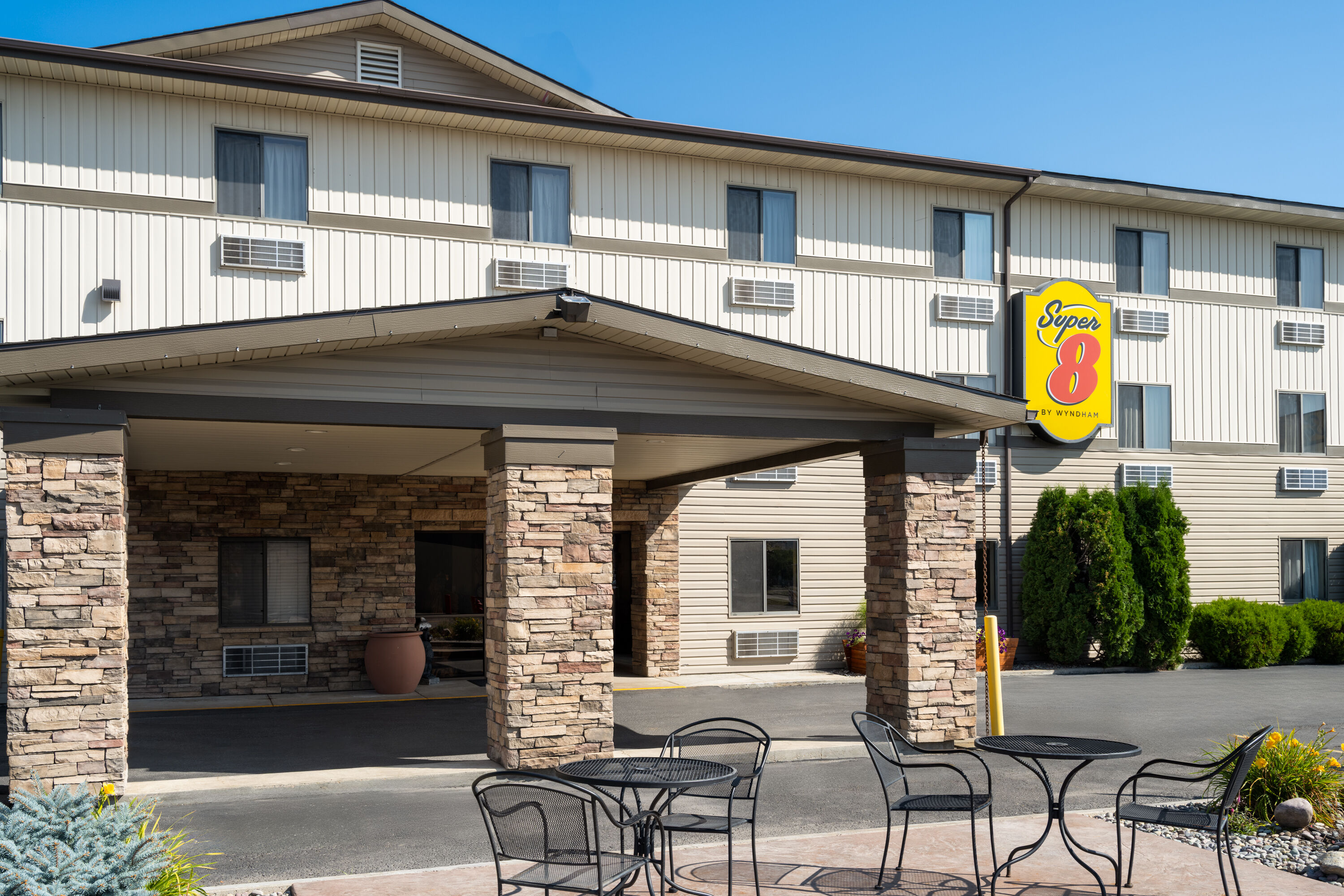 Exterior Day Image of Super 8 by Wyndham Kalispell Glacier National Park hotel in Kalispell, Montana
