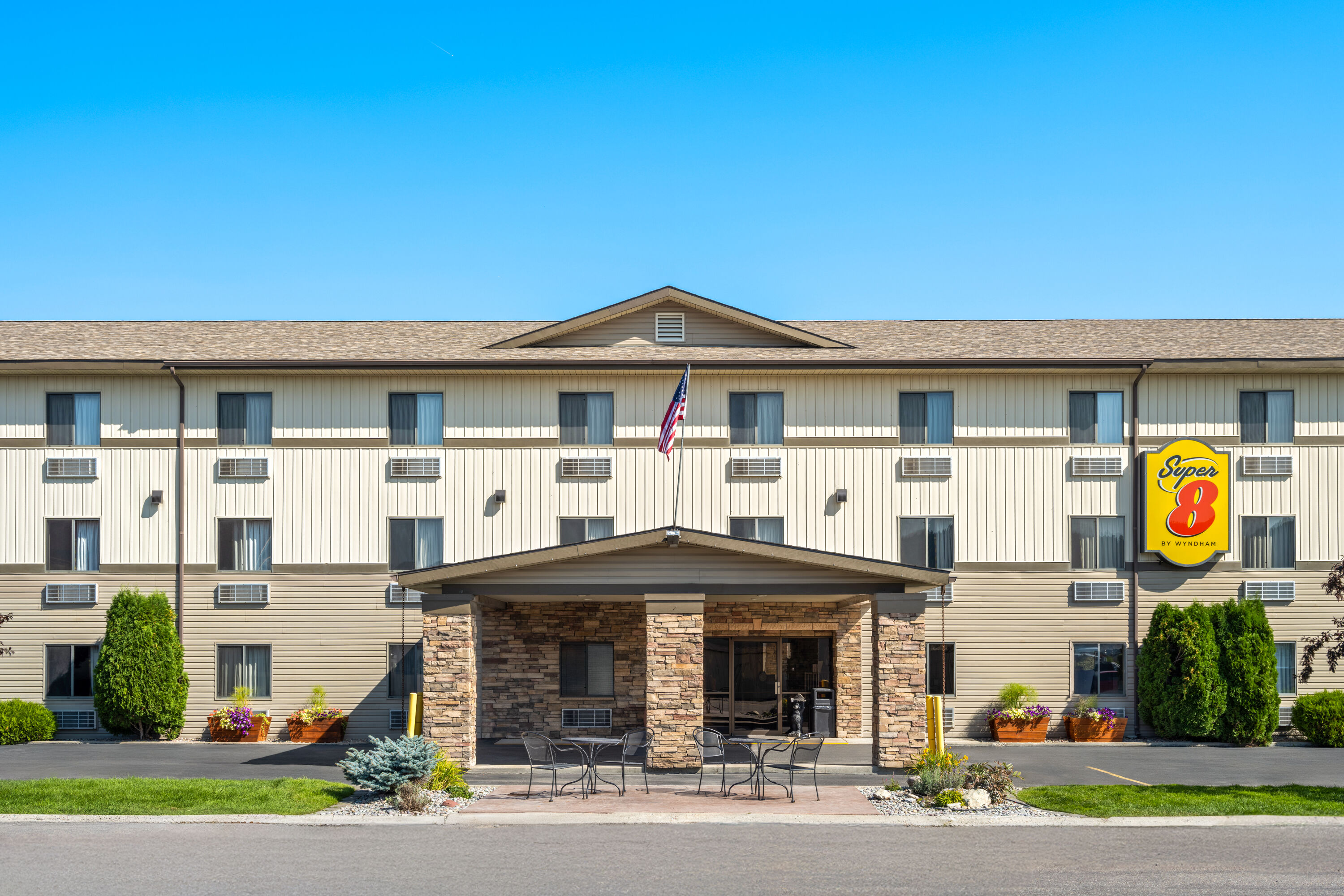 Exterior Day Image of Super 8 by Wyndham Kalispell Glacier National Park hotel in Kalispell, Montana
