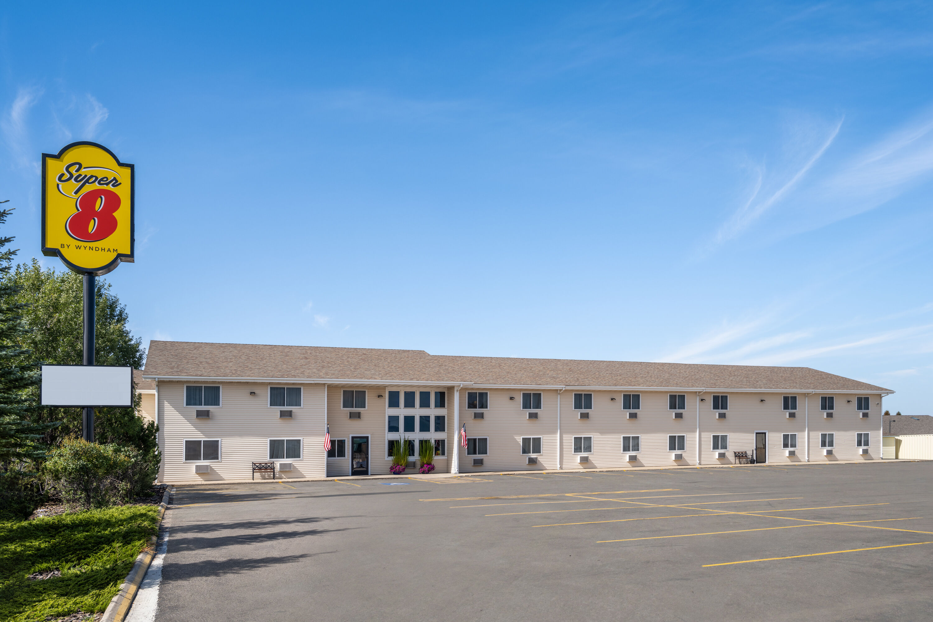 Exterior of Super 8 by Wyndham Lewistown hotel in Lewistown, Montana