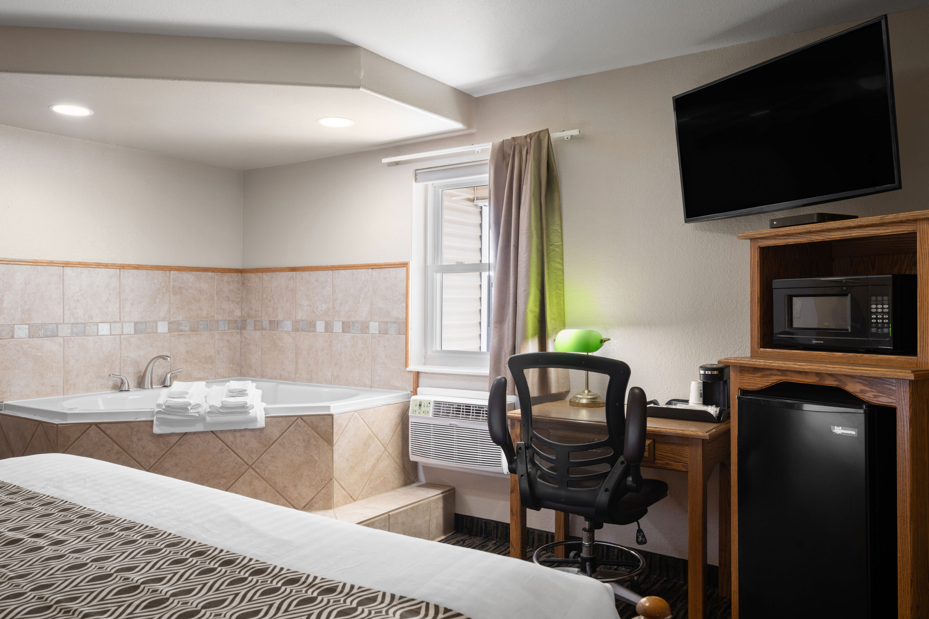 Super 8 by Wyndham Lewistown hot tub suite in Lewistown, Montana