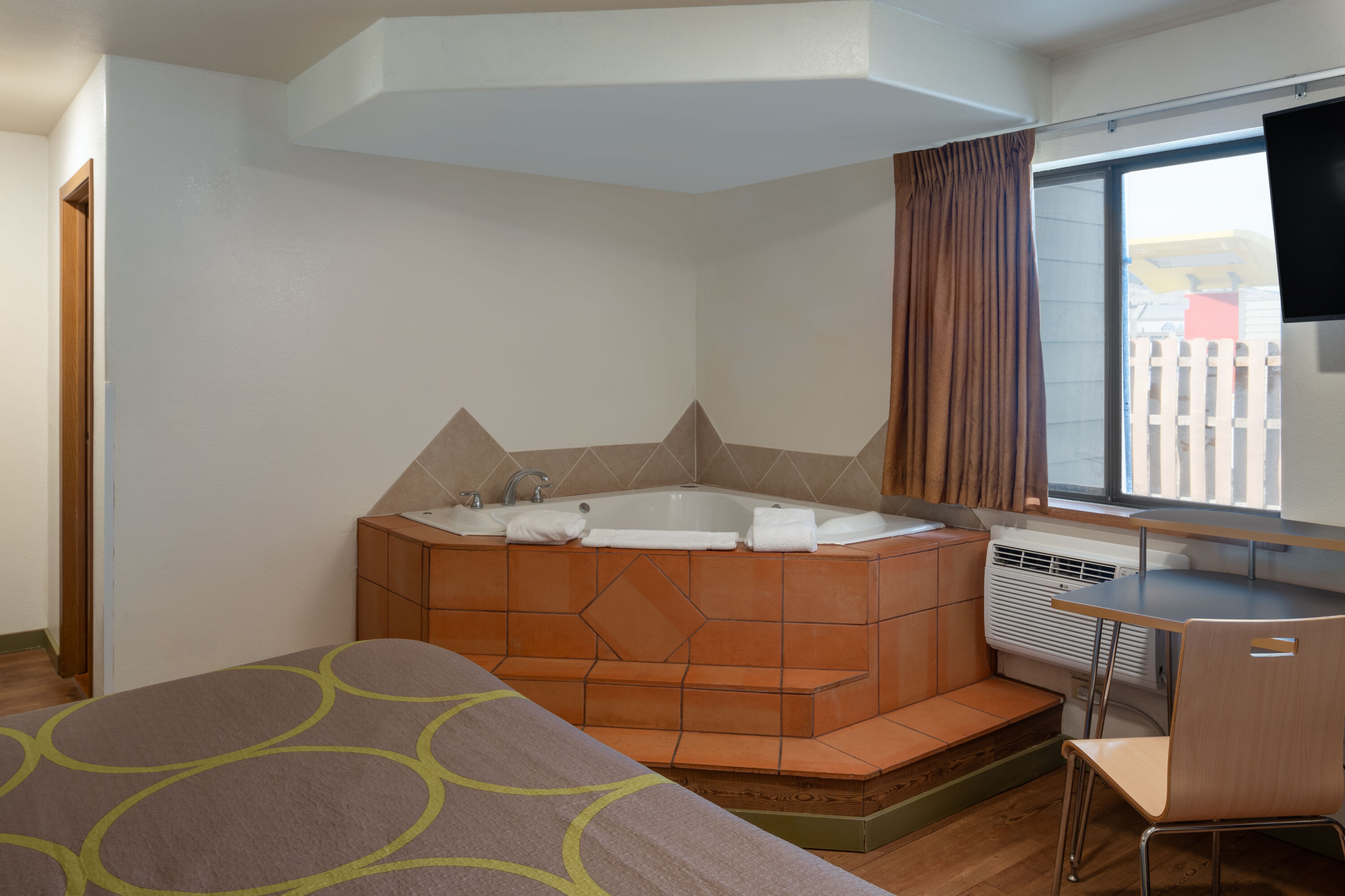 Super 8 by Wyndham Livingston Yellowstone hot tub suite in Livingston, Montana