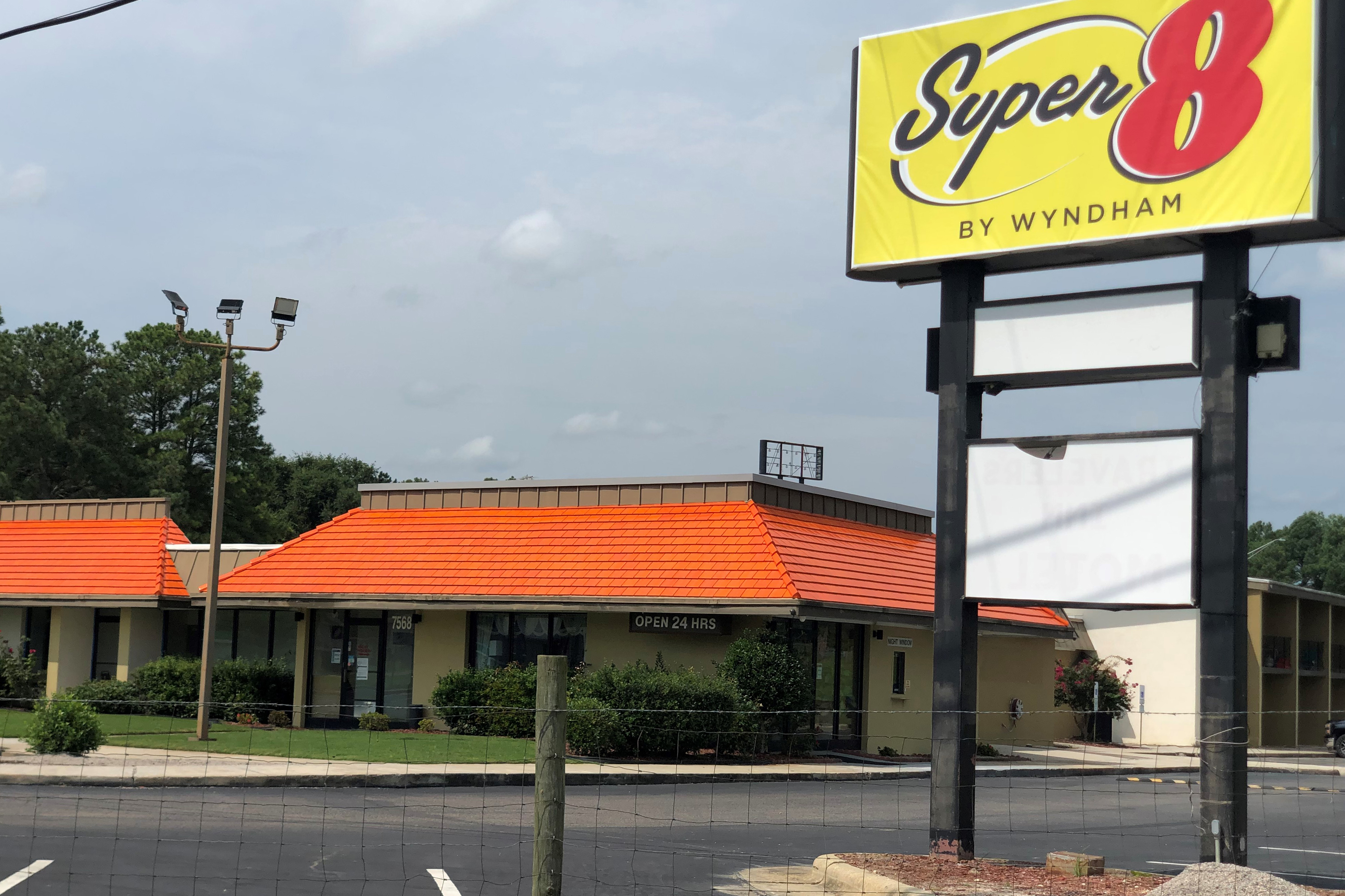 Exterior of Super 8 by Wyndham Battleboro/Rocky Mount hotel in Battleboro, North Carolina