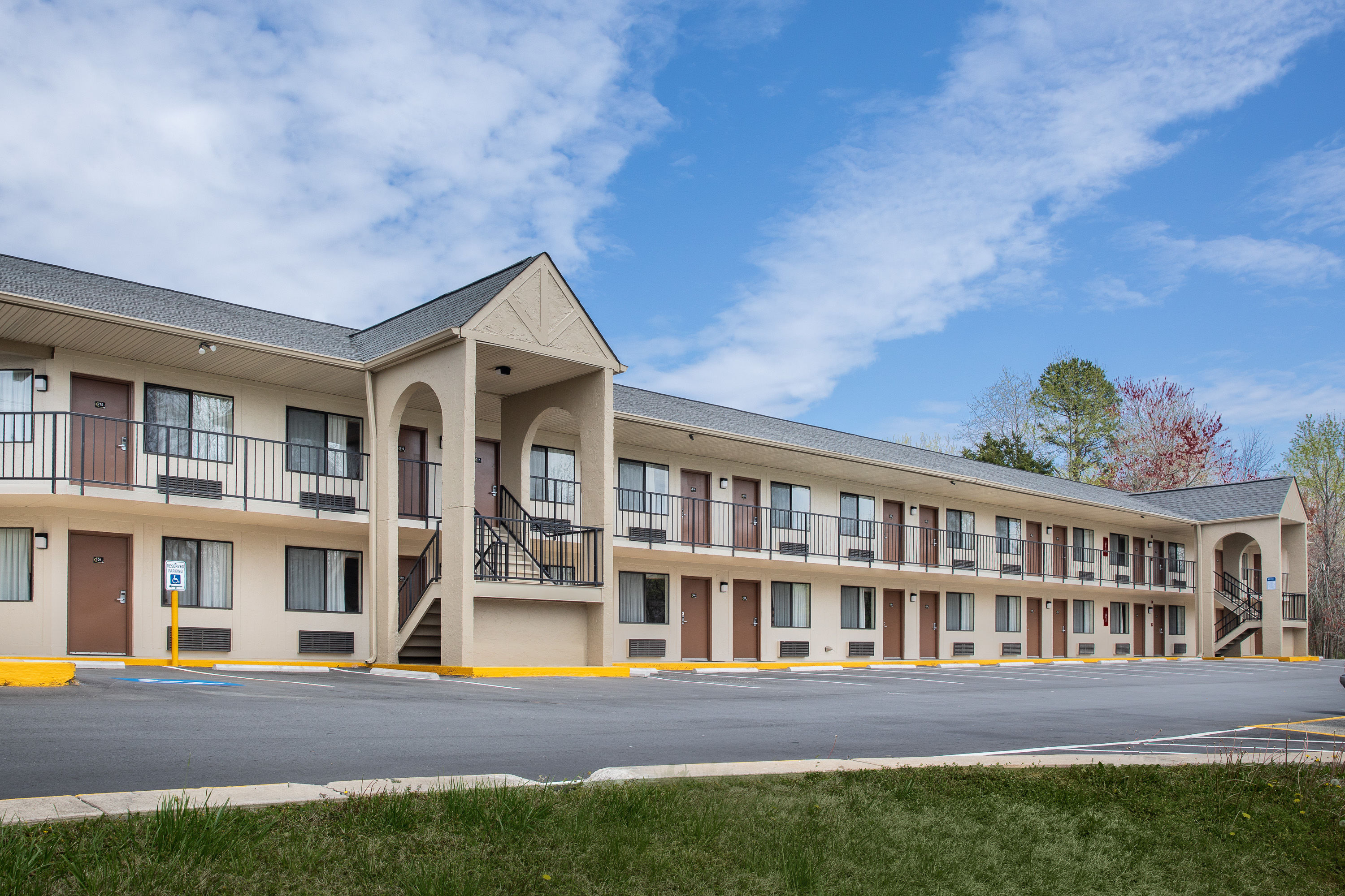 Exterior Day Image of Super 8 by Wyndham Burlington NC hotel in Burlington, North Carolina