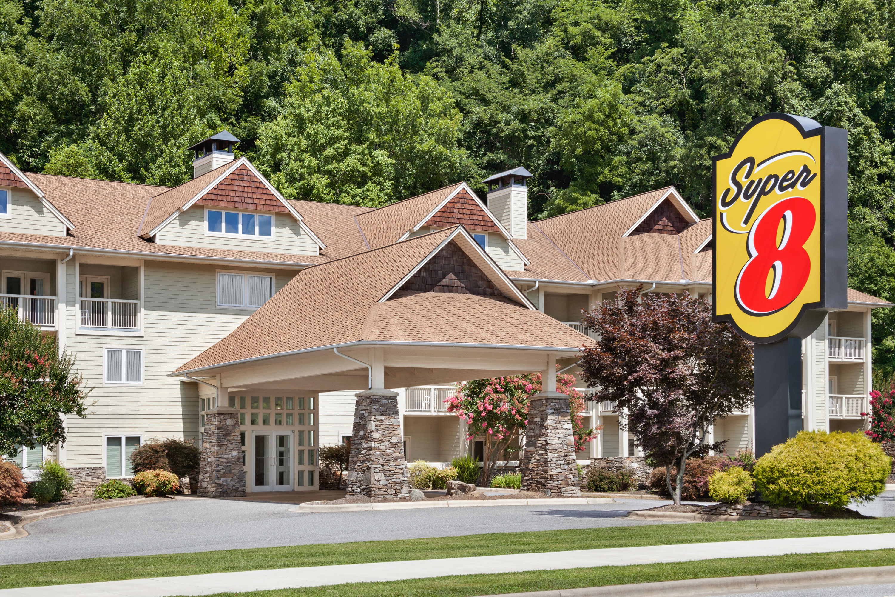Exterior of Super 8 by Wyndham Cherokee hotel in Cherokee, North Carolina
