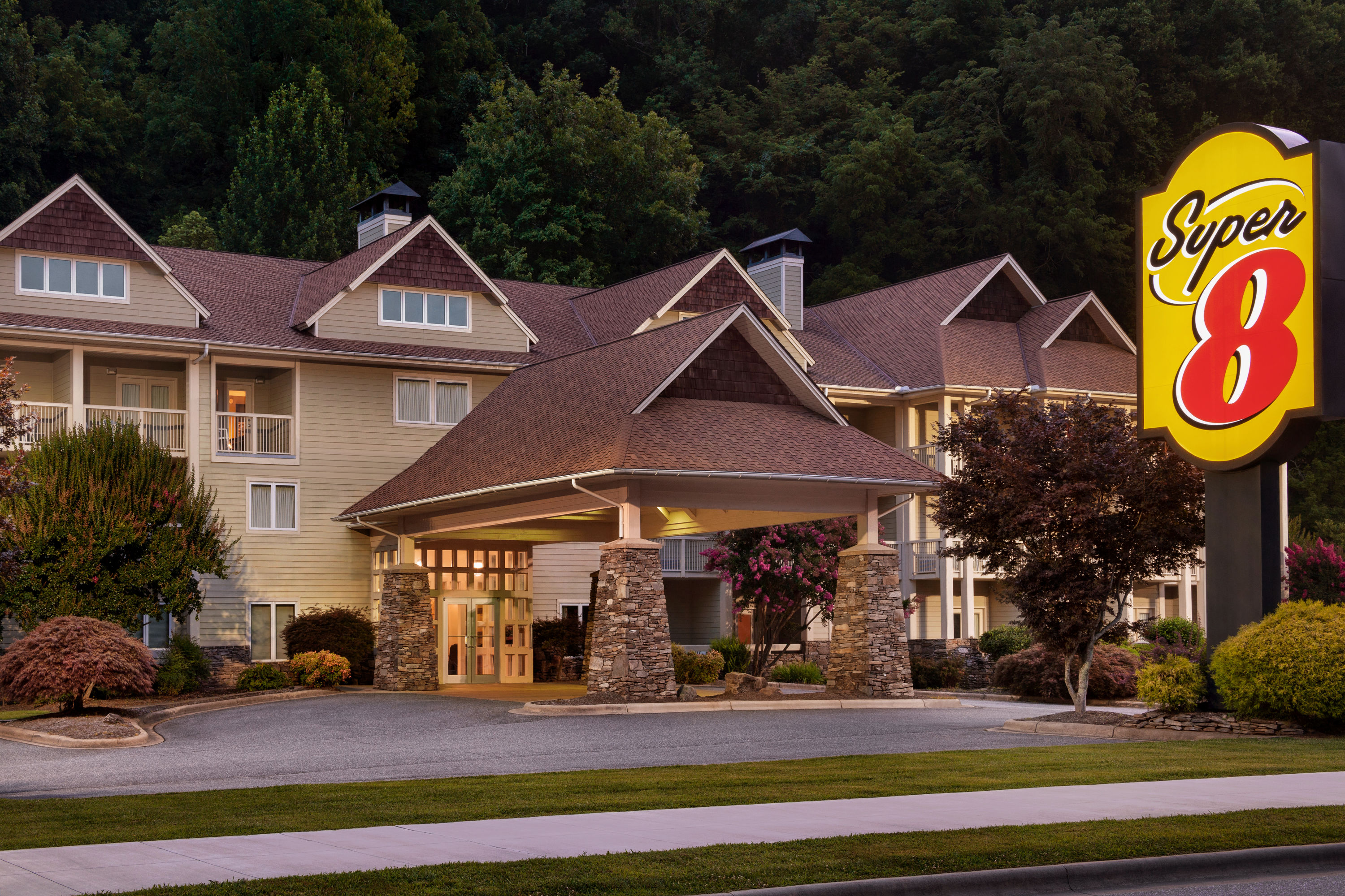 Exterior of Super 8 by Wyndham Cherokee hotel in Cherokee, North Carolina