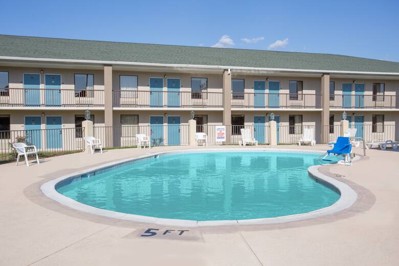 Super 8 Dunn Hotels Nc 28334 Pool At The Super 8 Dunn In North Carolina