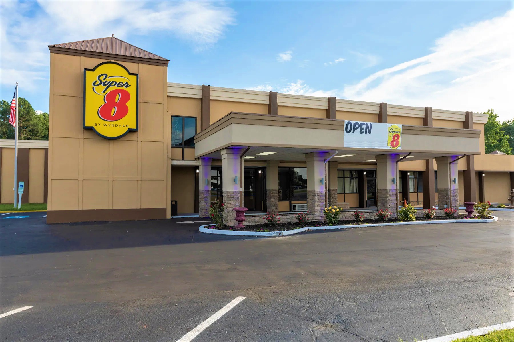 Exterior of Super 8 by Wyndham Goldsboro hotel in Goldsboro, North Carolina