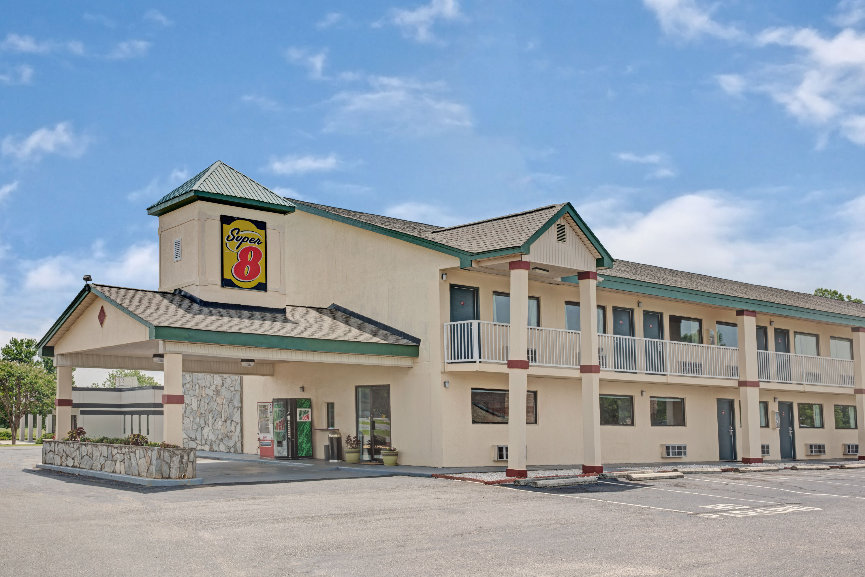 Exterior of Super 8 by Wyndham Shelby hotel in Shelby, North Carolina