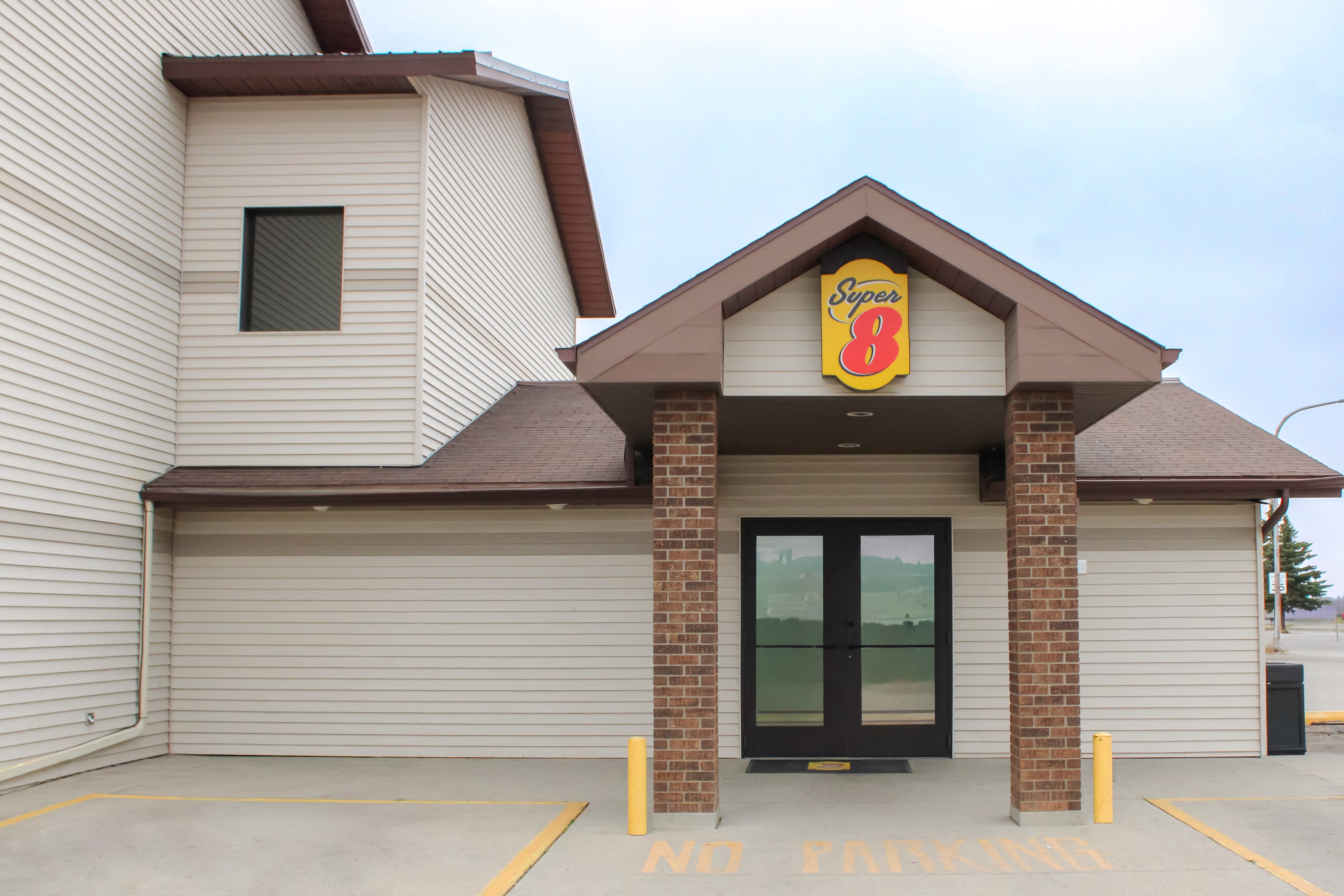 Exterior of Super 8 by Wyndham Williston ND hotel in Williston, North Dakota