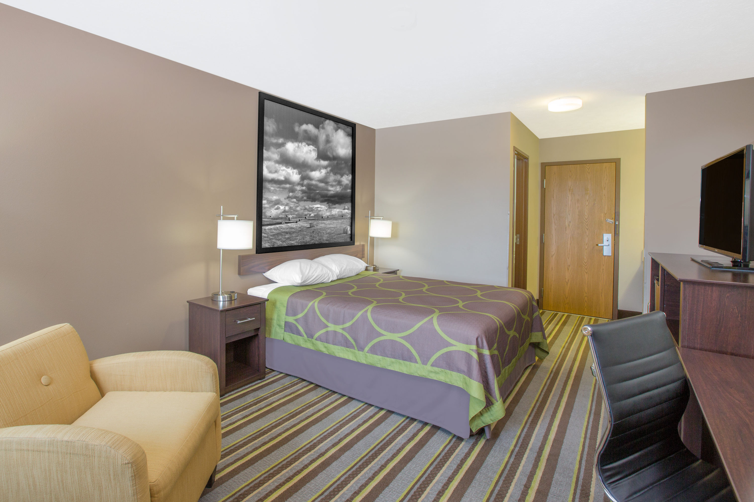 Guest room at the Super 8 by Wyndham Hastings in Hastings, Nebraska