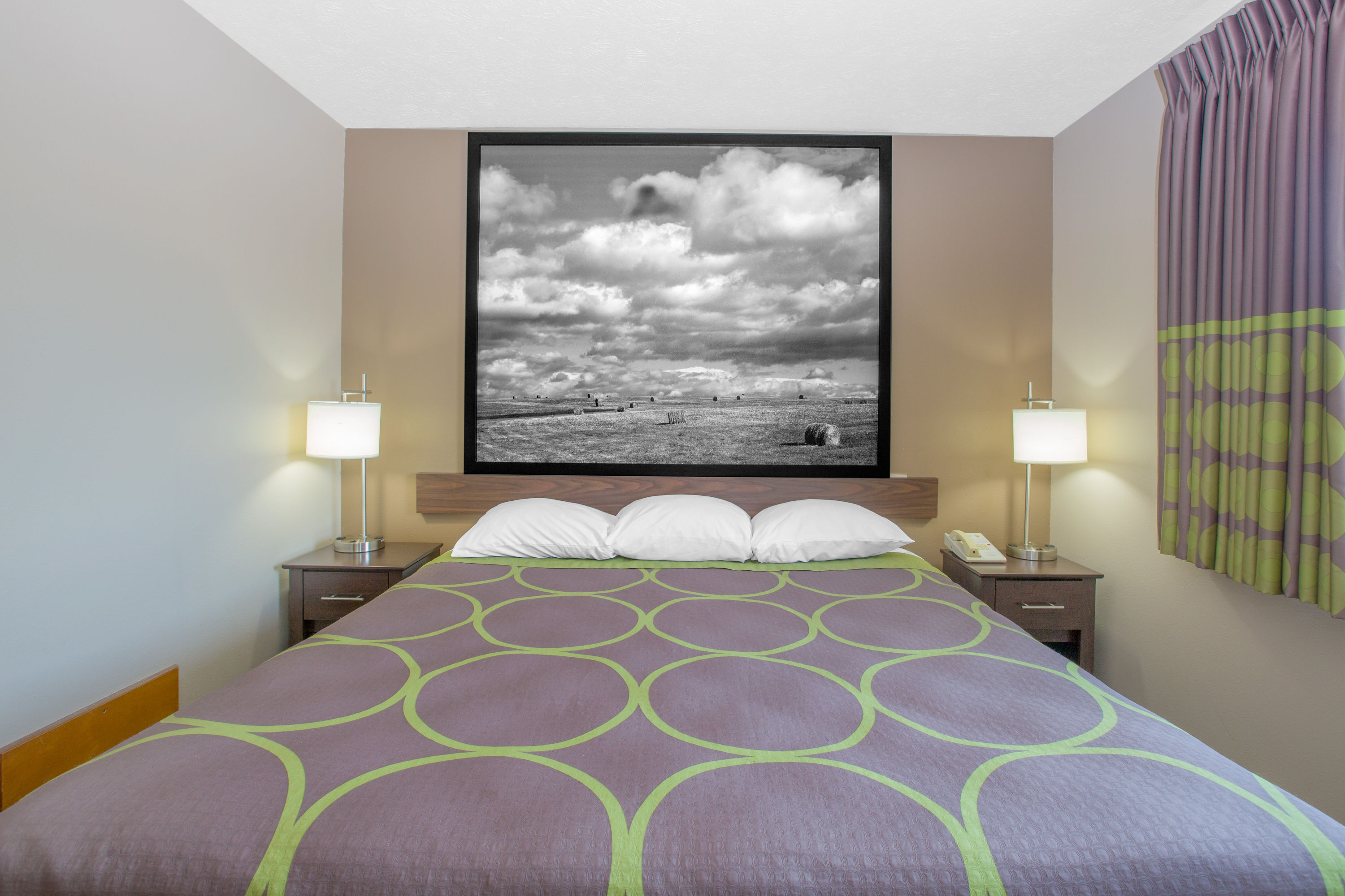 Super 8 by Wyndham Hastings suite in Hastings, Nebraska