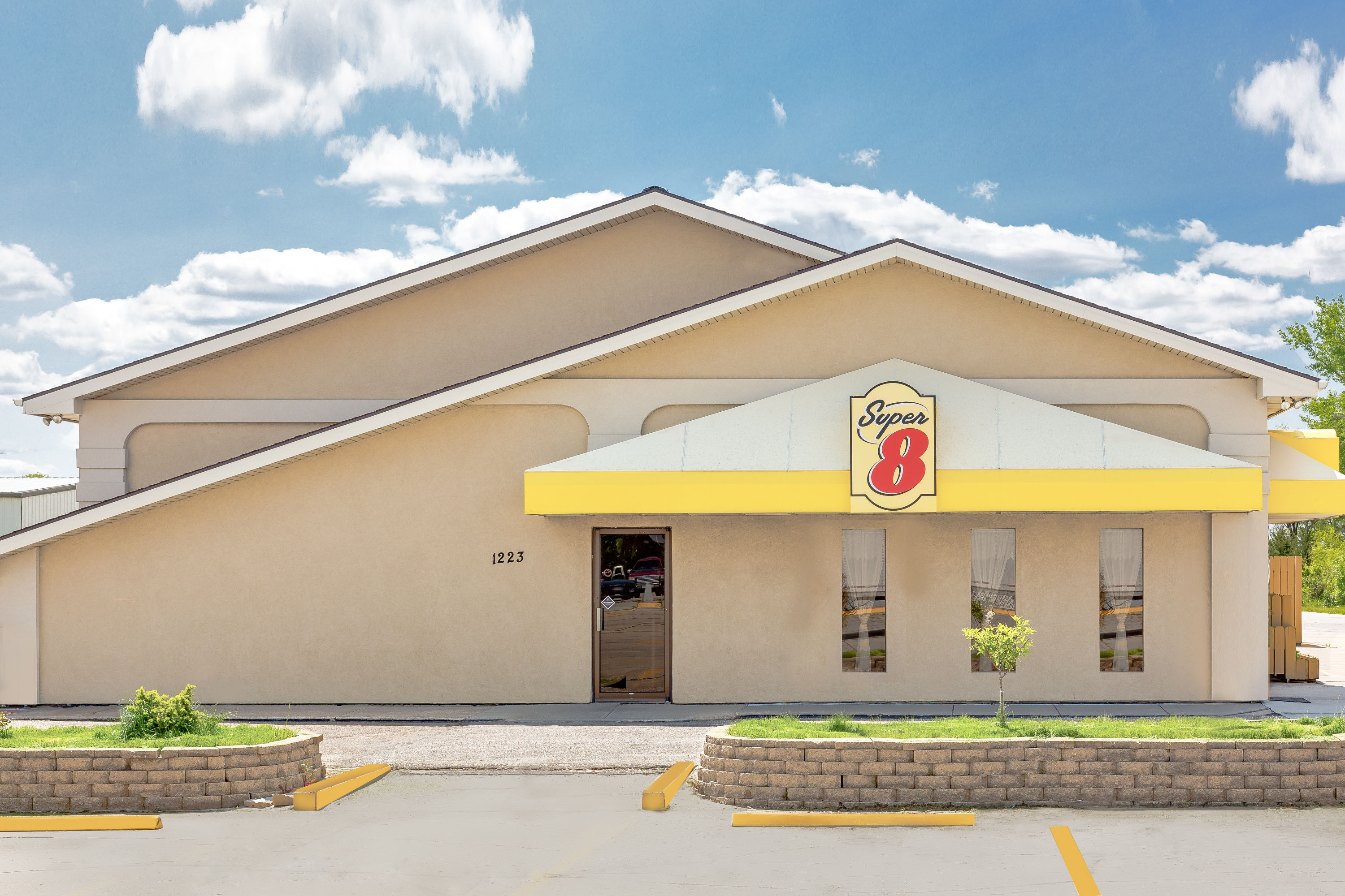 Exterior Day Image of Super 8 by Wyndham Norfolk hotel in Norfolk, Nebraska