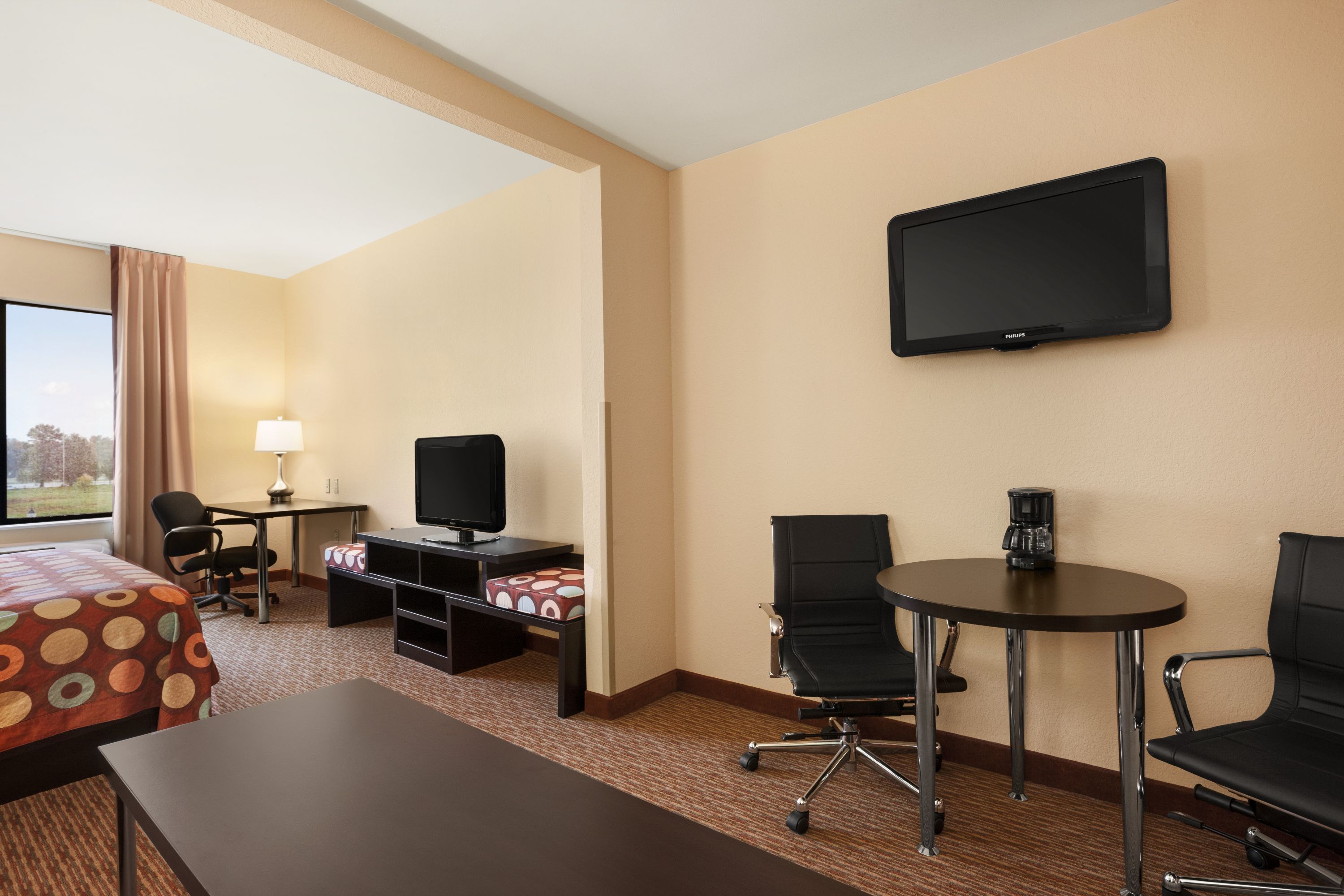 Super 8 by Wyndham Pennsville/Wilmington suite in Pennsville, New Jersey