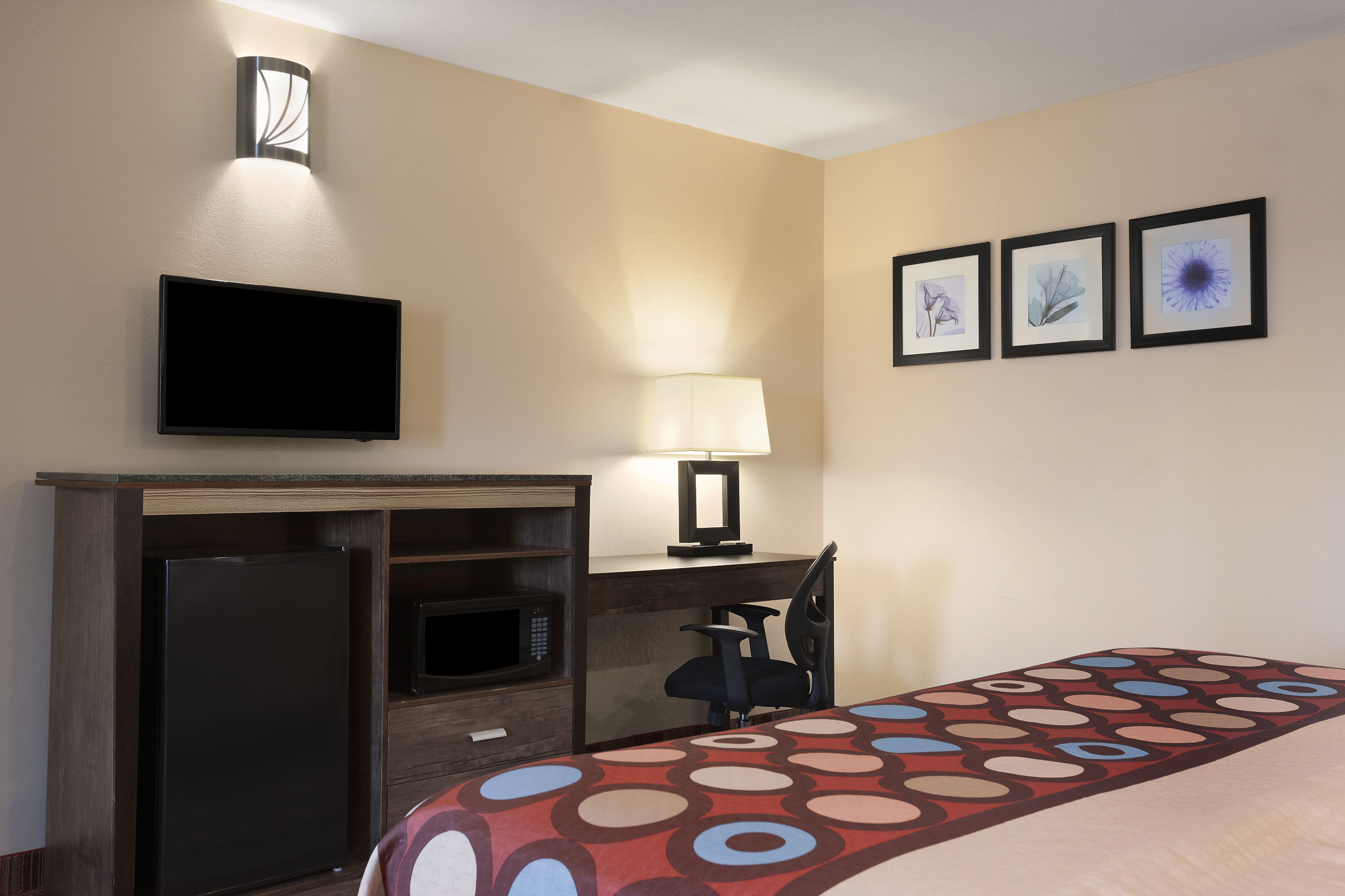 Guest room at the Super 8 by Wyndham Rahway/Newark in Rahway, New Jersey